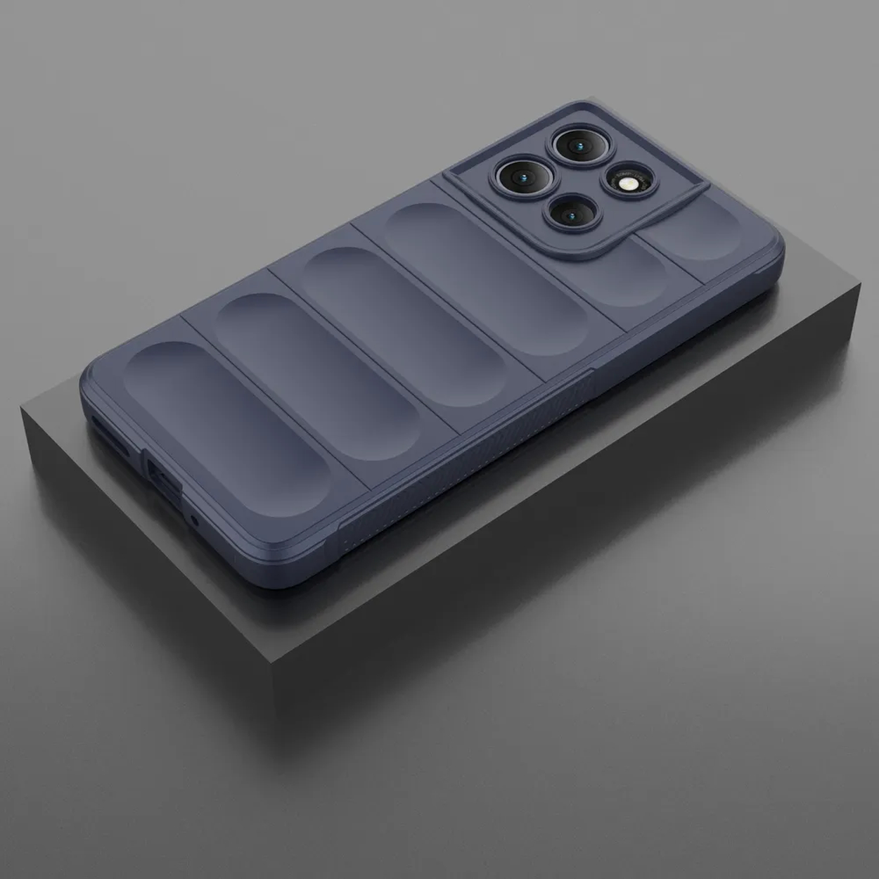 Een marineblauwe telefoonhoes met camerabult, rustend op een donkergrijze ondergrond. De hoes heeft een textuurontwerp en meerdere cameralenzen.