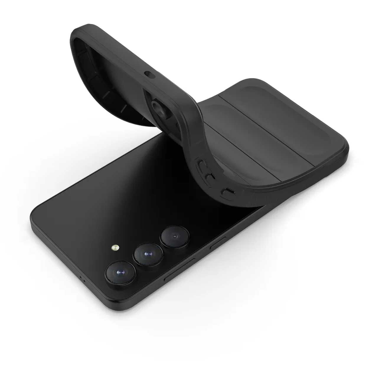 Een zwarte smartphone met een gedeeltelijk geopende zwarte hoes. De telefoon heeft drie cameralenzen en een flitser. Witte achtergrond.