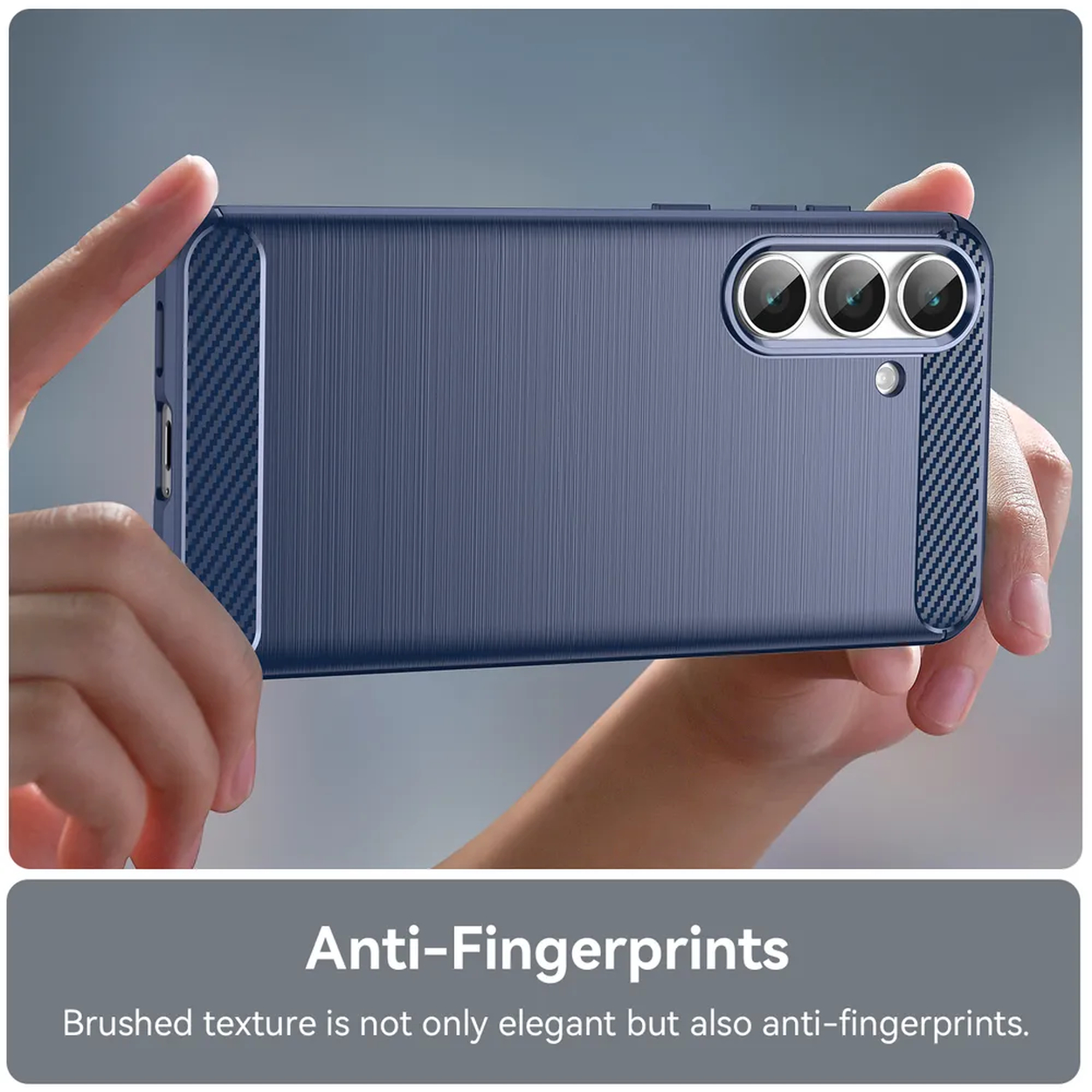 Une main tient une coque de téléphone bleue. L'étui a une texture brossée et trois objectifs de caméra. Texte : Anti-traces de doigts.