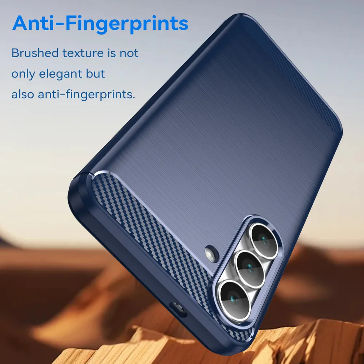 Une coque de téléphone bleu marine avec une texture brossée. Elle possède trois objectifs et un détail en fibre de carbone. Texte : Anti-Fingerprints.