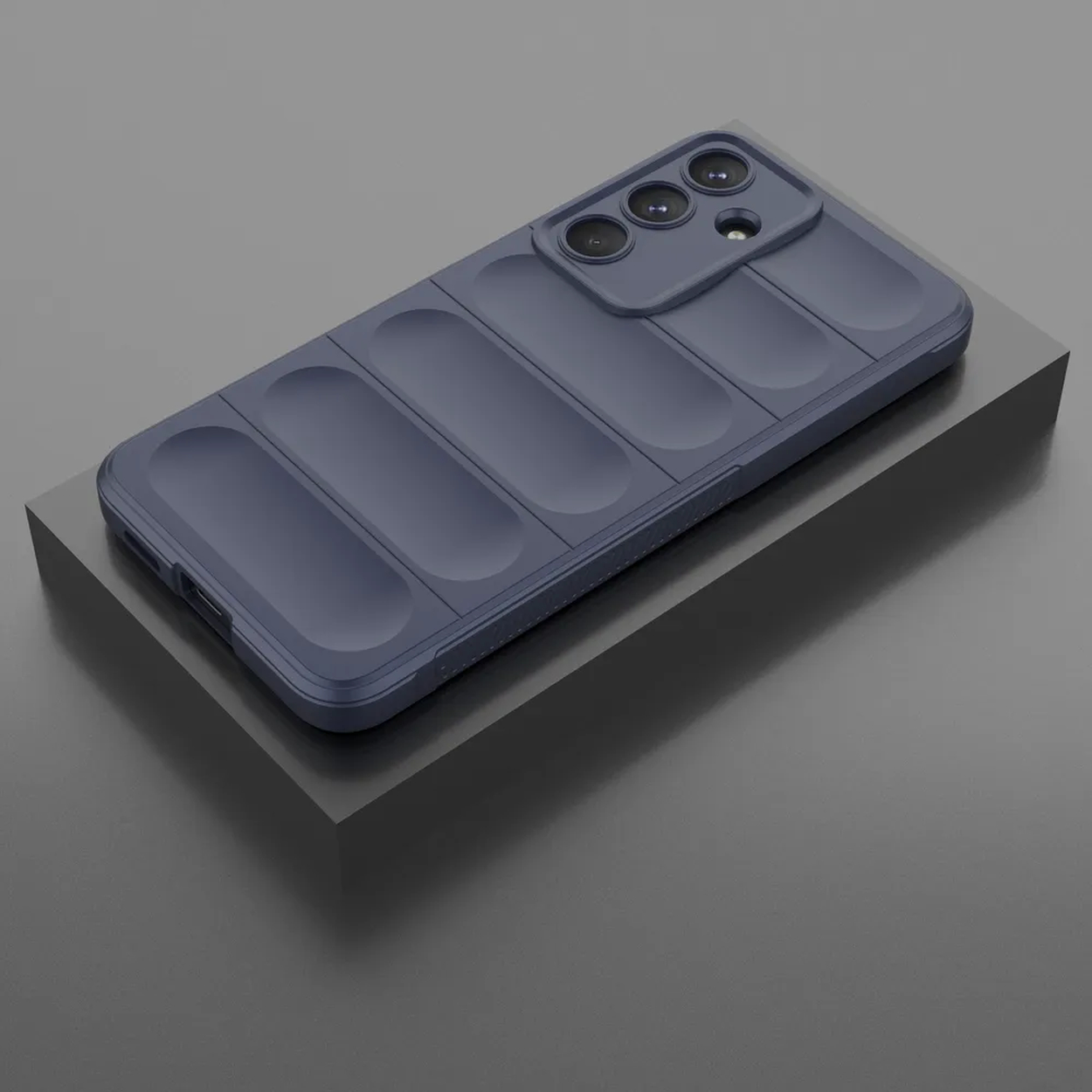 Een marineblauwe telefoonhoes met cameramodule en geribbeld ontwerp, gepresenteerd op een donkergrijze rechthoekige ondergrond.