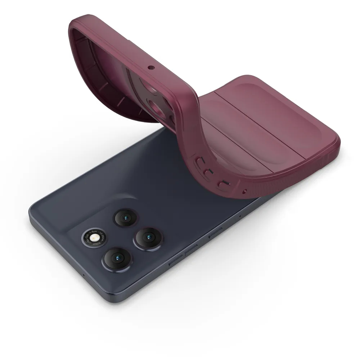 Een donkerblauwe telefoon met een bordeauxrode hoes die eroverheen wordt geplaatst. Drie cameralenzen zijn zichtbaar. De hoes is gebogen.