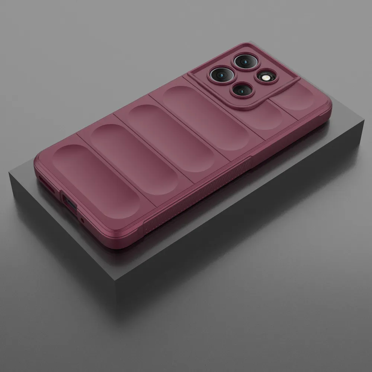 Een bordeauxrode telefoonhoes met vier cameralenzen op een grijze ondergrond. De hoes heeft een geribbeld ontwerp en is licht gekanteld.