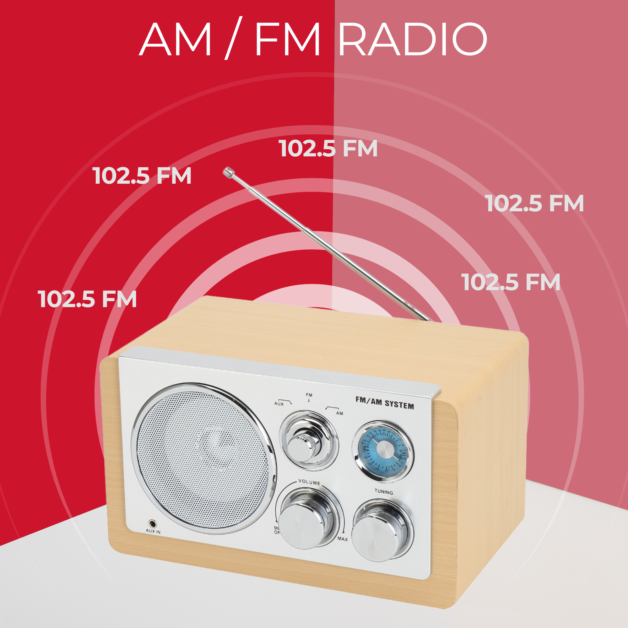 Radio AM/FM w stylu retro, beżowe drewno i srebrny przód. Czerwone tło z liniami fal radiowych i tekstem 102.5 FM.