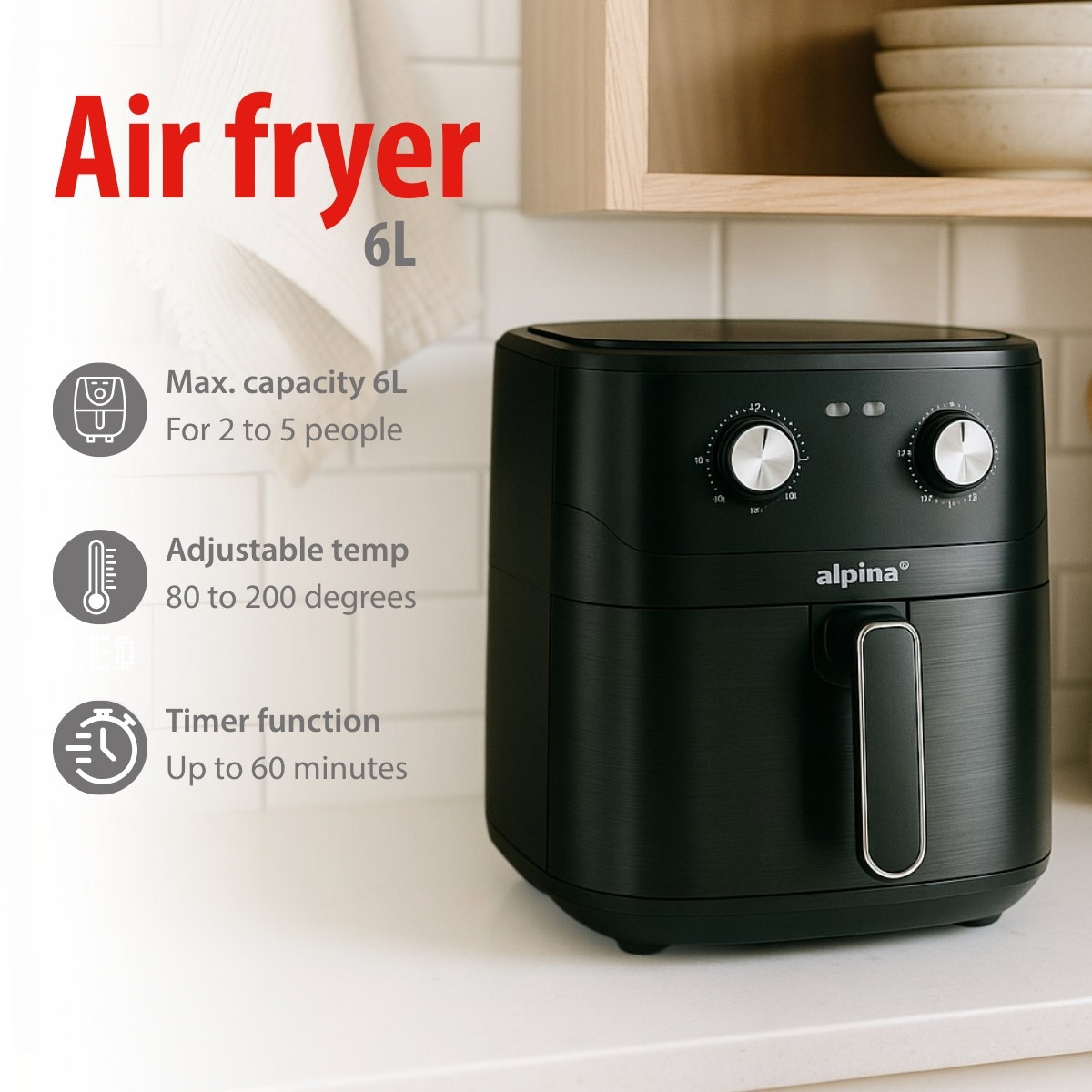 Een zwarte airfryer op een wit oppervlak. Het heeft bedieningsknoppen, een handvat en tekstlabels voor capaciteit, temperatuur en timerfuncties.