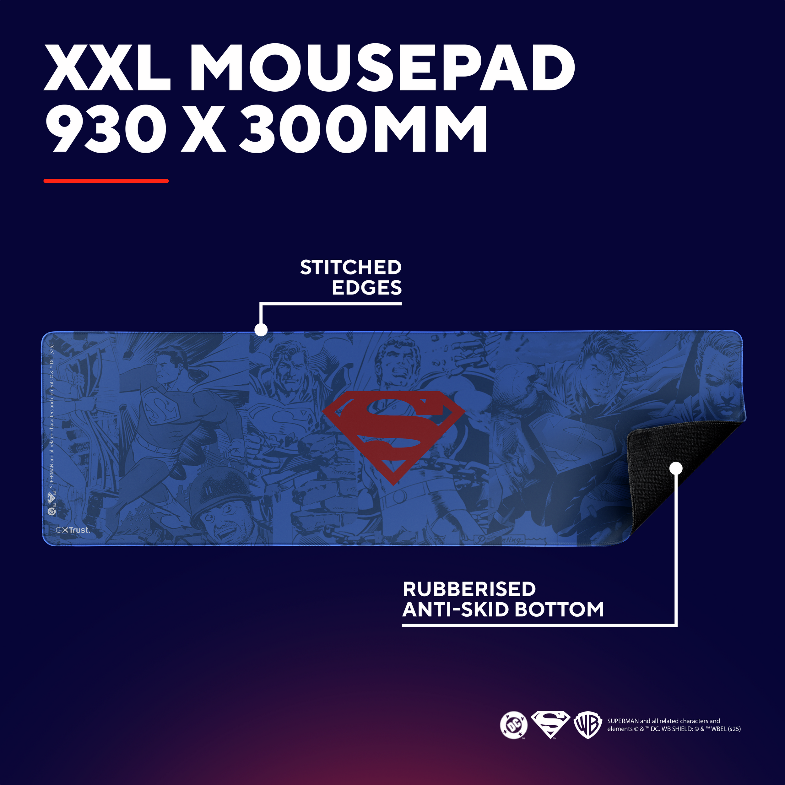 Een XXL muismat met een Superman-ontwerp. Het heeft gestikte randen en een antislip onderkant. De blauwe achtergrond is zichtbaar.
