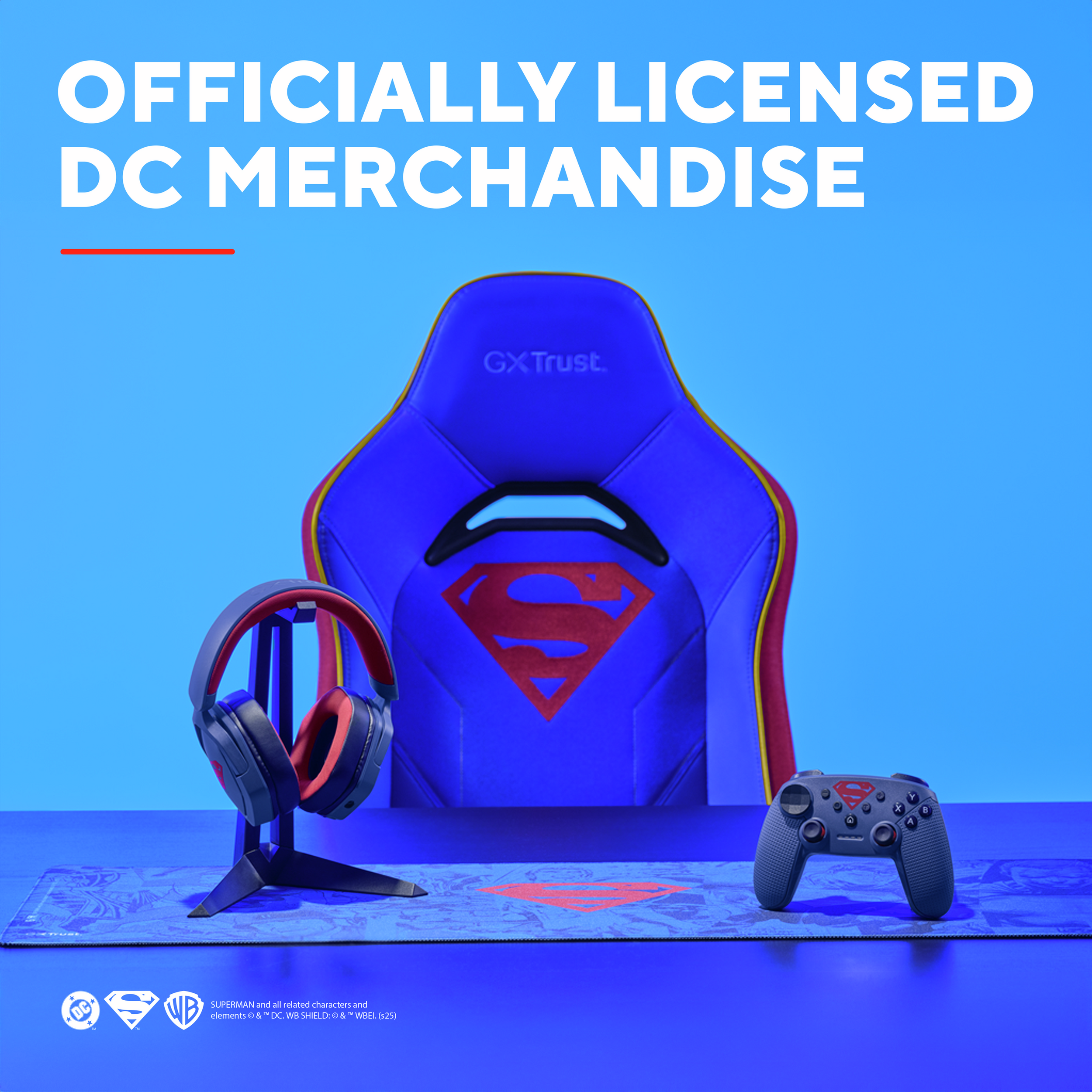 Superman-thema gamingopstelling. Stoel, koptelefoon, muis en bureaumat, allemaal met Superman-logo's, op blauwe achtergrond.