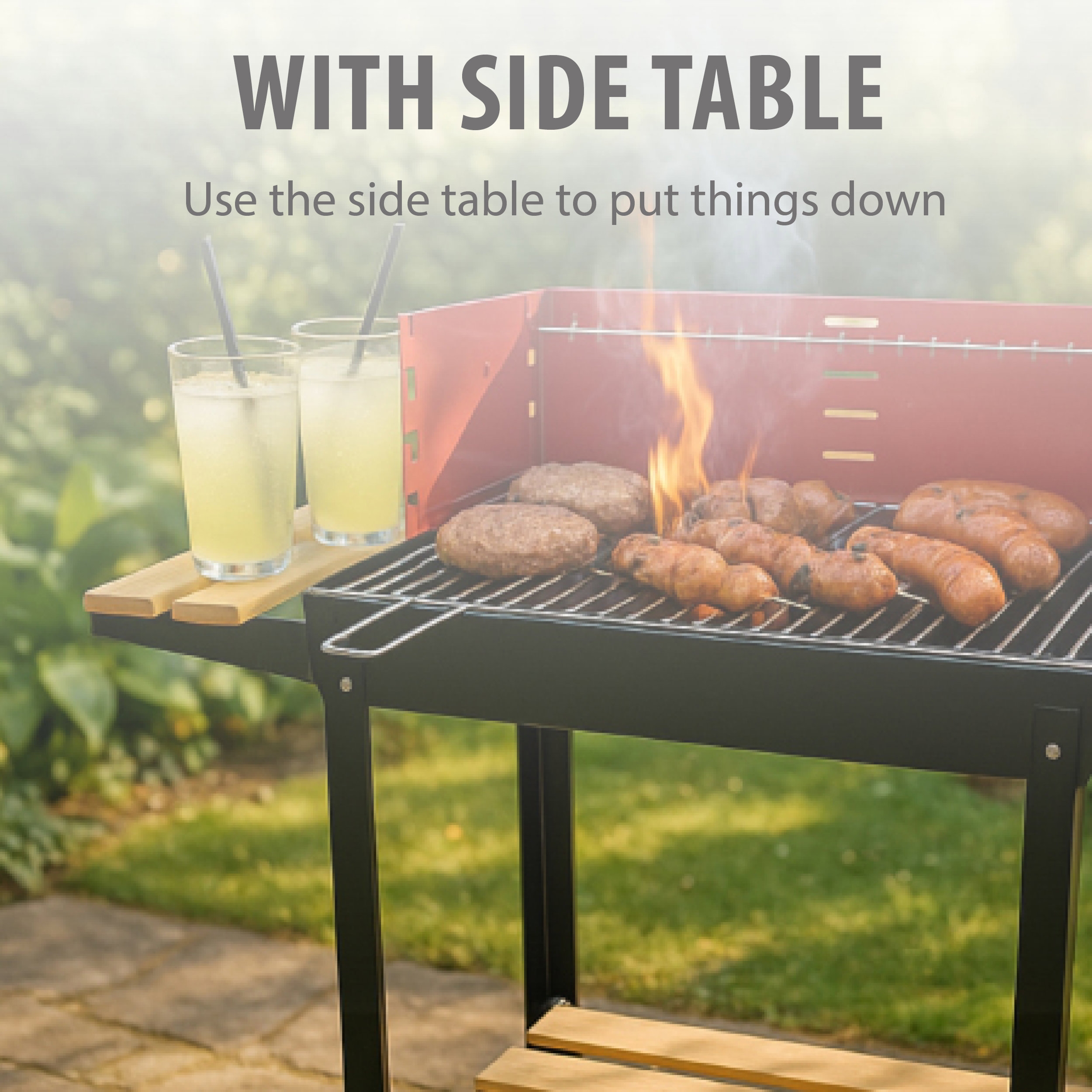 Een grill met worstjes en hamburgers. Twee drankjes met rietjes staan op een bijzettafel. Vlammen zijn zichtbaar.