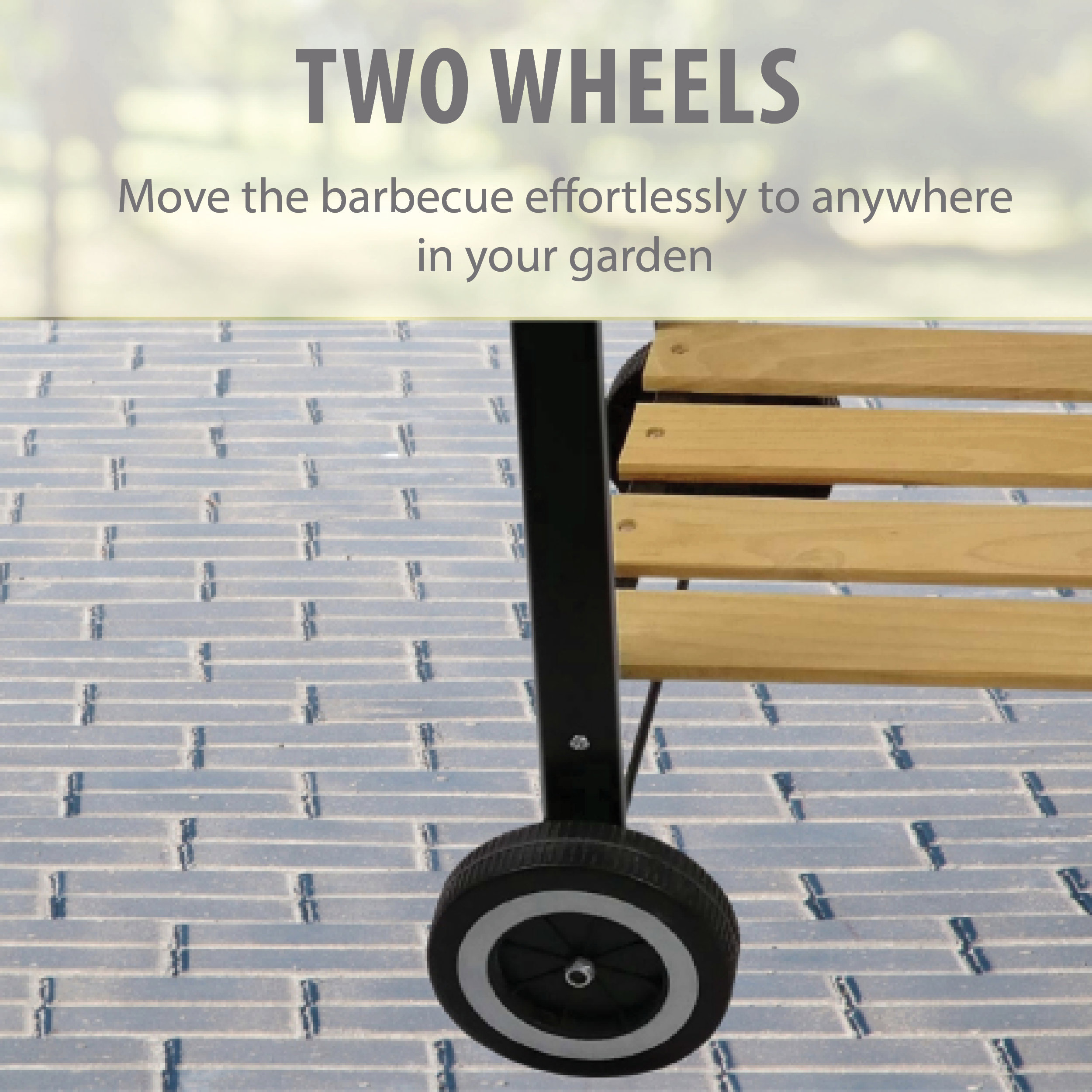 Afbeelding toont een barbecuekar met twee wielen. De kar heeft houten panelen en een zwart frame. De achtergrond is wazig.