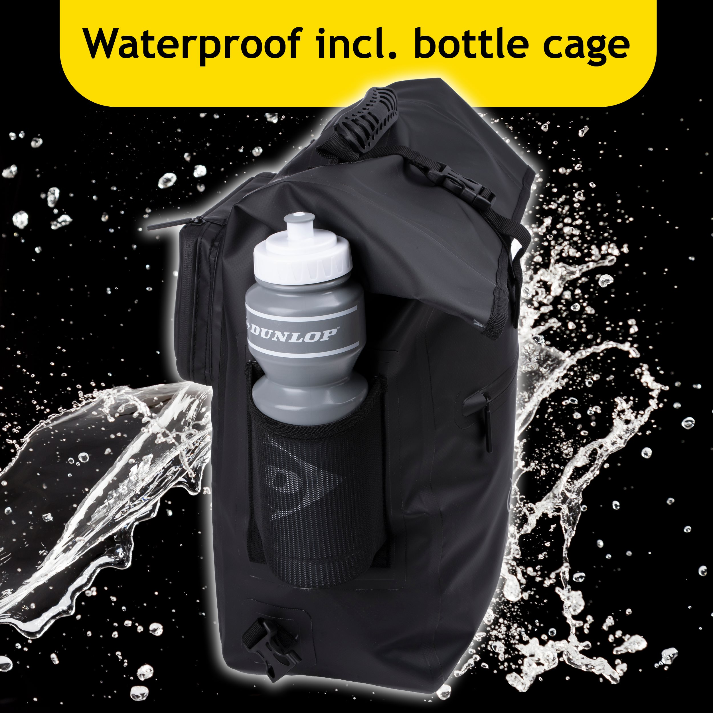 Zwarte waterdichte tas met bidonhouder en waterdruppels. Een grijze waterfles zit in de tas.