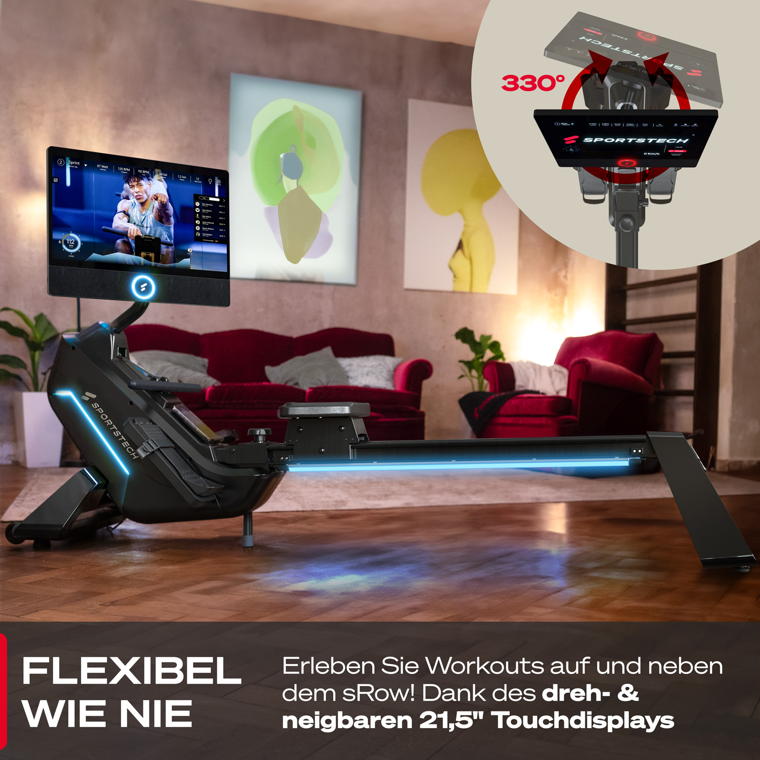Ein Rudergerät mit Bildschirm in einem Wohnzimmer. Rotes Sofa, Gemälde und Text 'FLEXIBEL WIE NIE' unten.