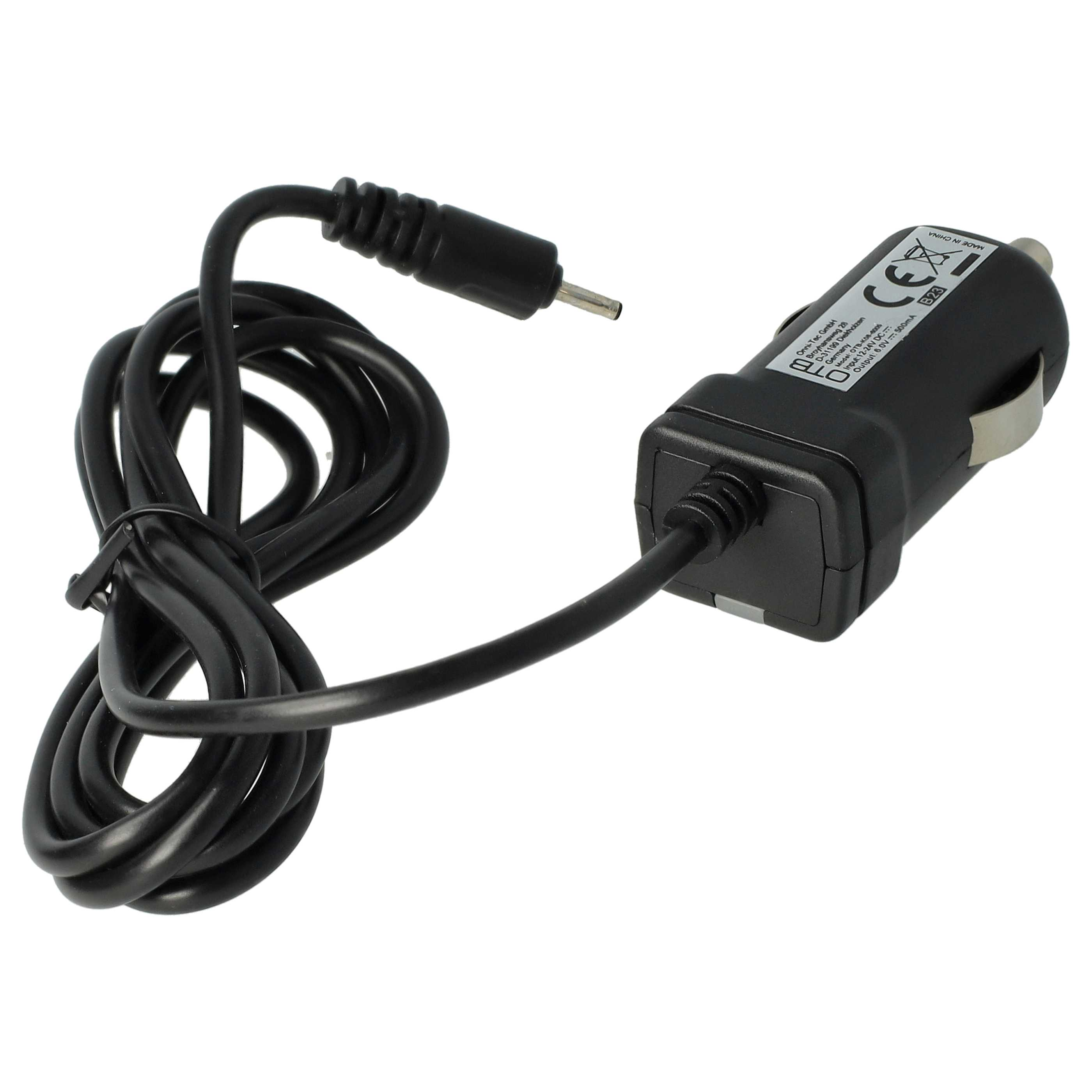 Ein schwarzes Autoladegerät mit gewickeltem Kabel und DC-Stecker auf weißem Hintergrund.