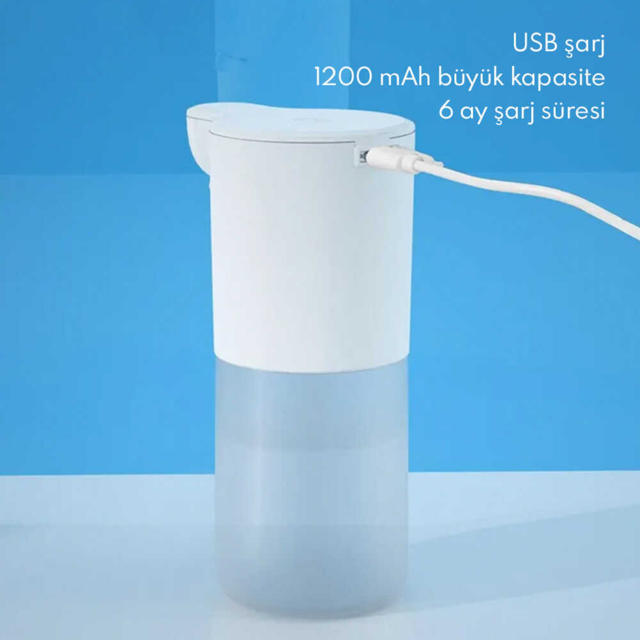 USB ile şarj olan beyaz sabunluk, mavi arka planda, özelliklerini belirten metinle birlikte.