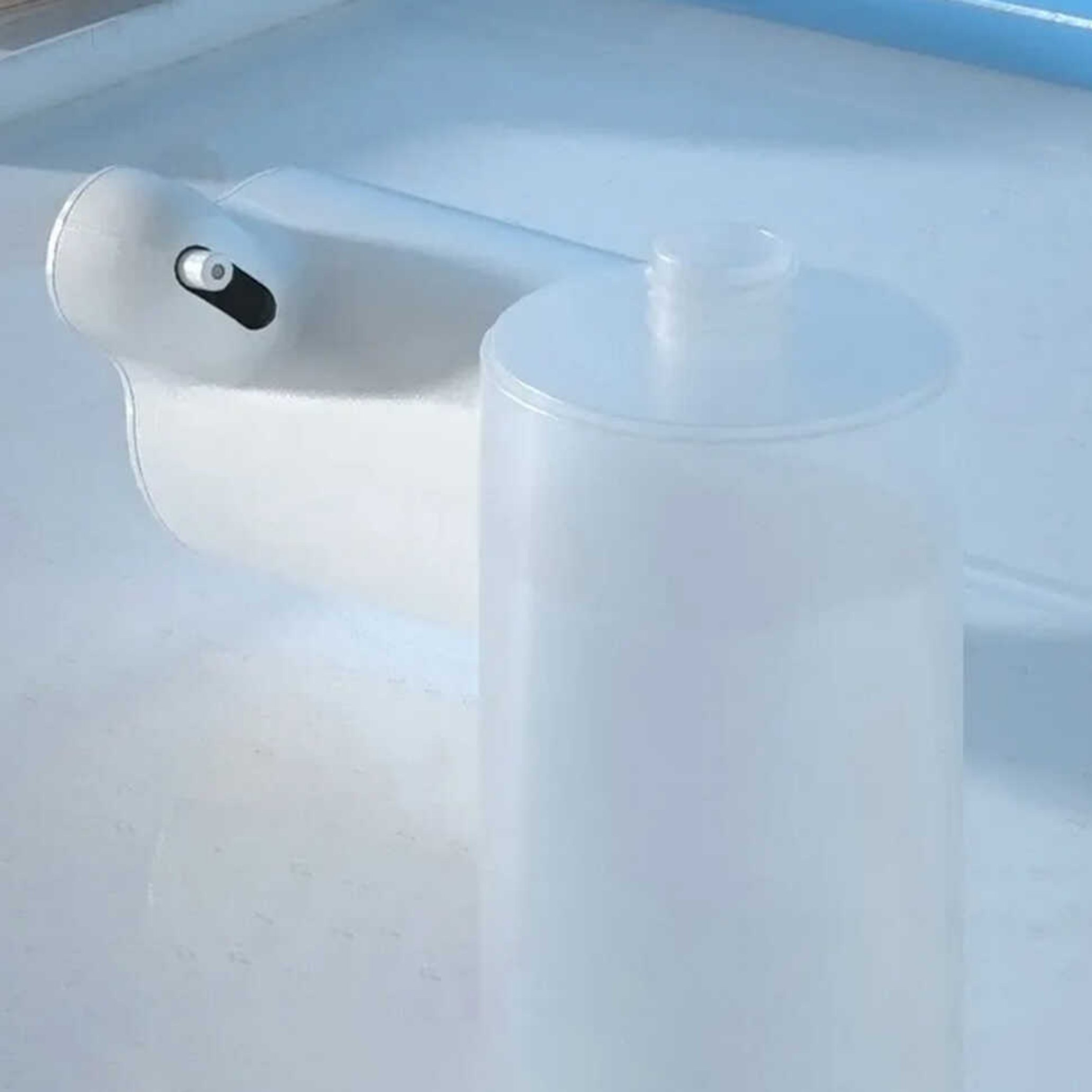 Silindirik gövdeli ve kapaklı beyaz bir plastik kap ve siyah yuvalı beyaz bir dağıtıcı.
