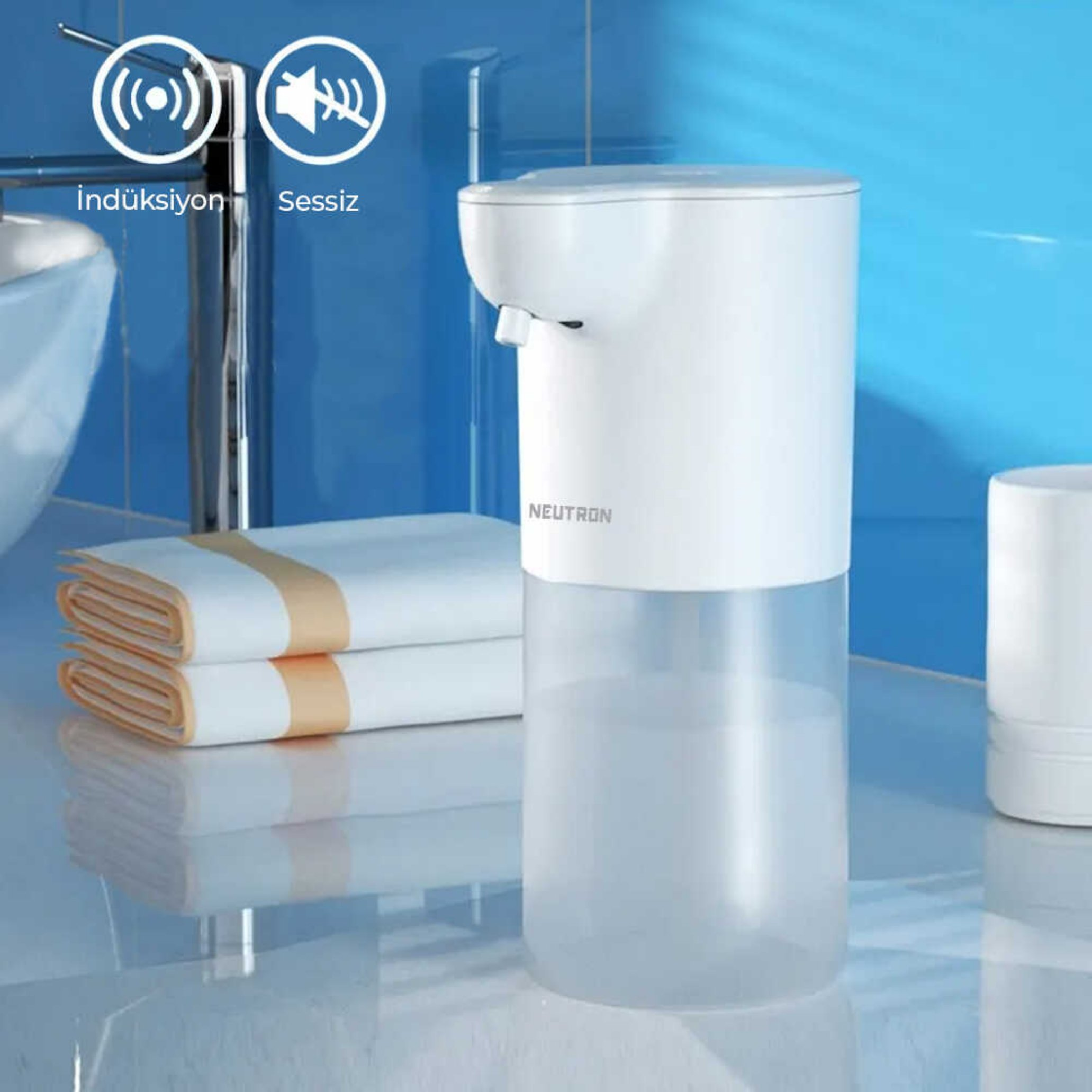 Bir banyoda beyaz, temassız sabunluk. Havlular ve bir lavabo yakın. Dağıtıcı 'NEUTRON' olarak etiketlenmiş.