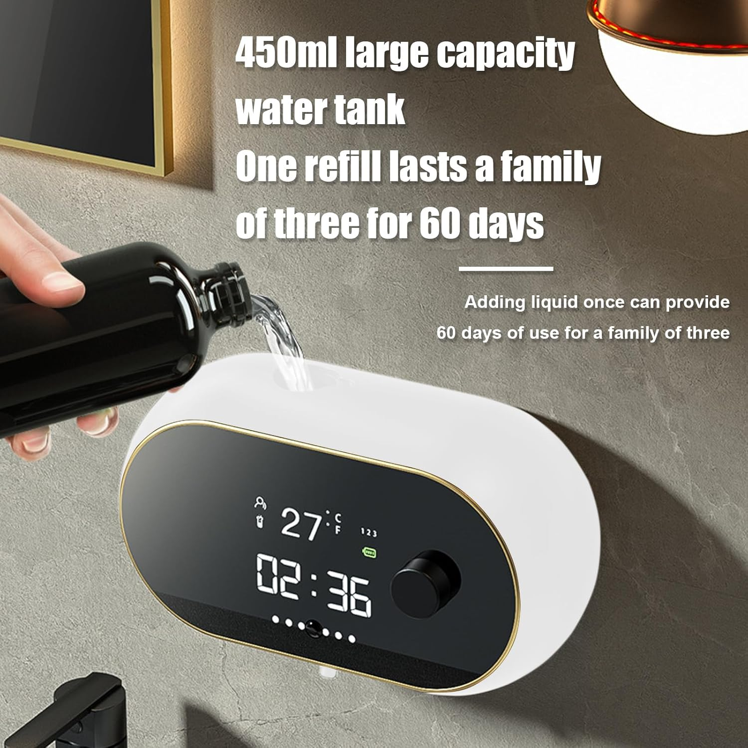 Eine Hand gießt Flüssigkeit in einen weiß-goldenen Spender mit Digitalanzeige, die Zeit und Temperatur anzeigt, Text: 450ml Tank.