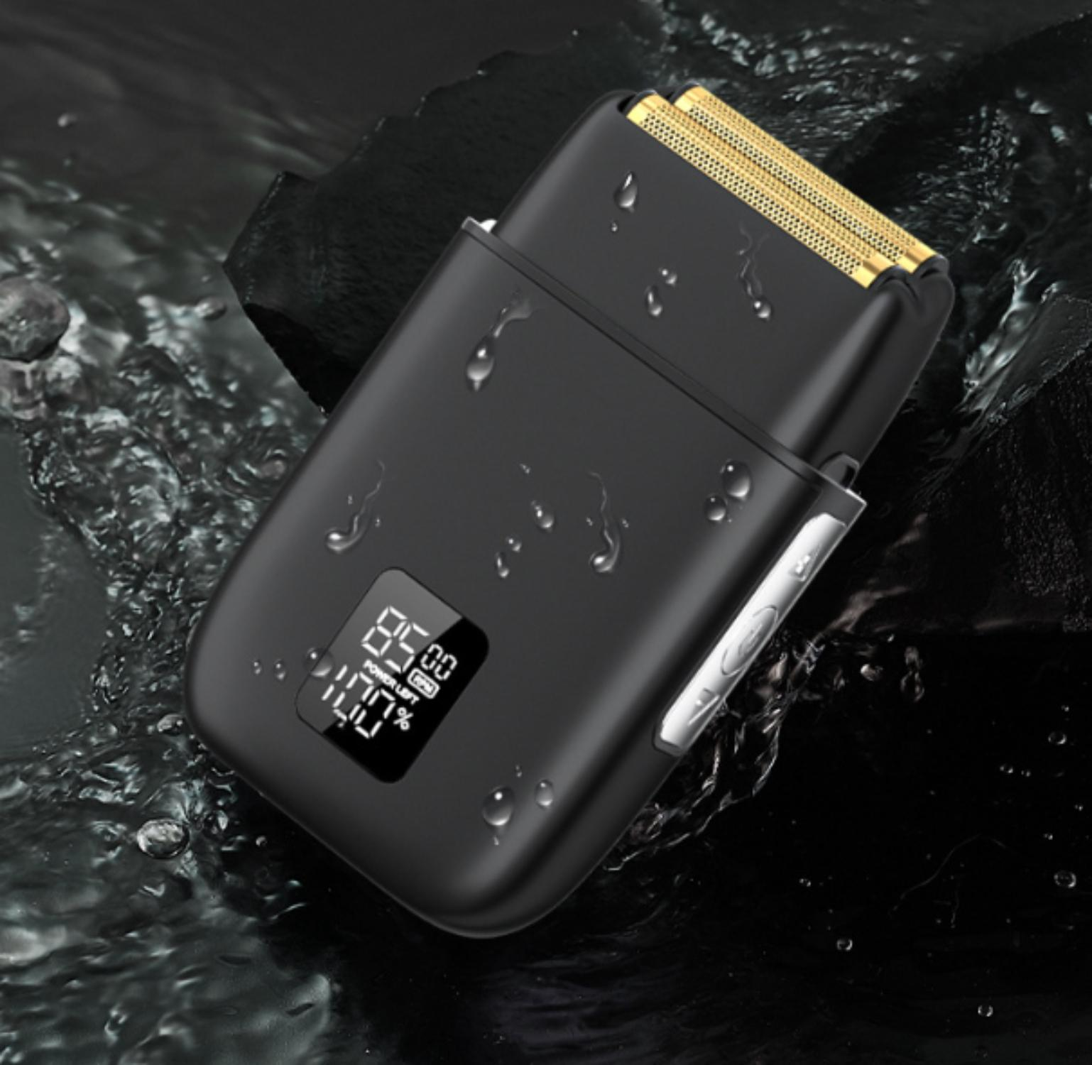 Ein schwarzer Elektrorasierer mit einem goldenen Folienkopf. Er zeigt die Akkulaufzeit an. Der Rasierer ist mit Wassertropfen benetzt, vor dunklem Hintergrund.