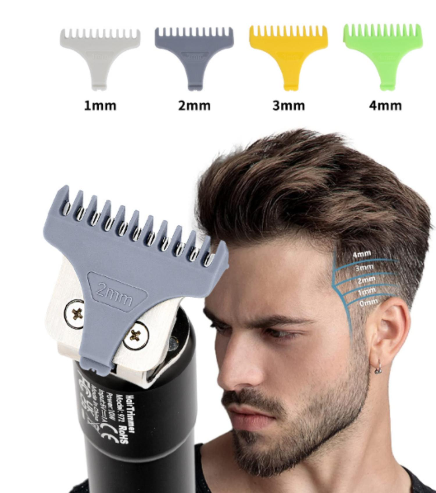 Ein Mann mit Bart hat einen Haarschneider mit verschiedenen Aufsätzen. Die Aufsätze reichen von 1 mm bis 4 mm. Der Rasierer wird an seinem Haar platziert.