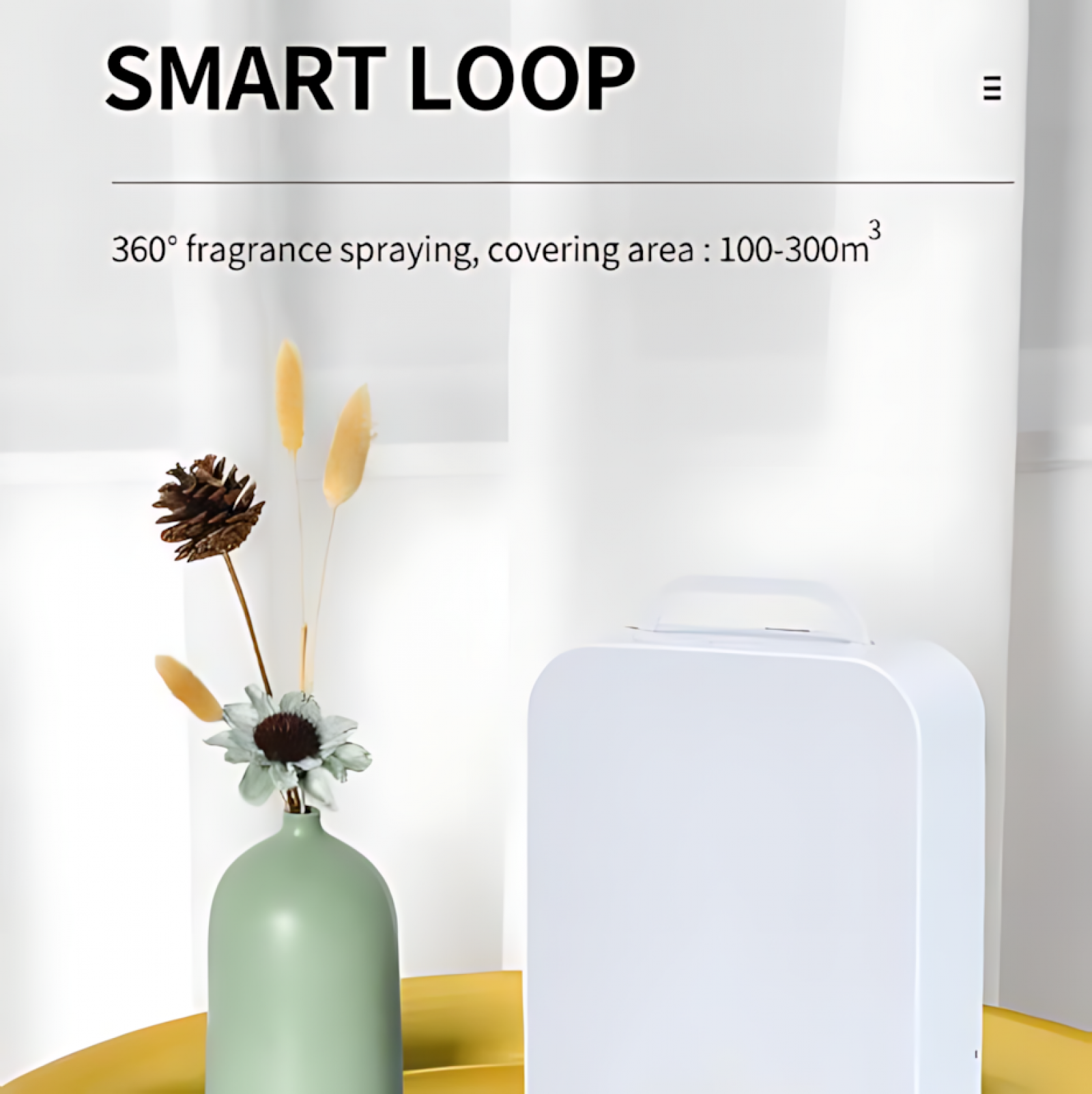 Das Bild zeigt einen weißen Lufterfrischer mit Griff. Links steht eine Vase mit Blumen. Der Hintergrund ist weiß.