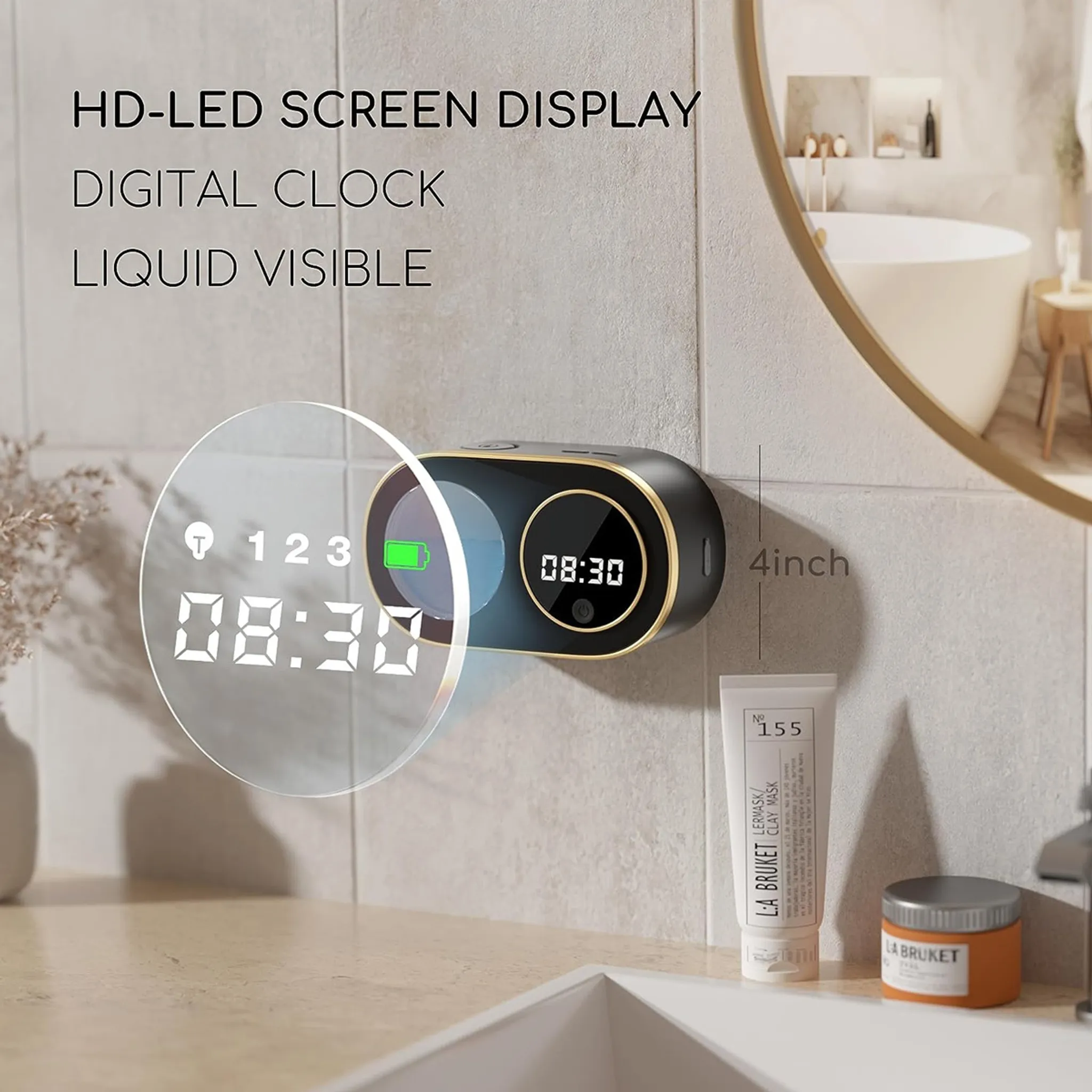 Eine Digitaluhr zeigt 08:30 in einem Badezimmer an, mit einem Spiegel und Schönheitsprodukten im Hintergrund.