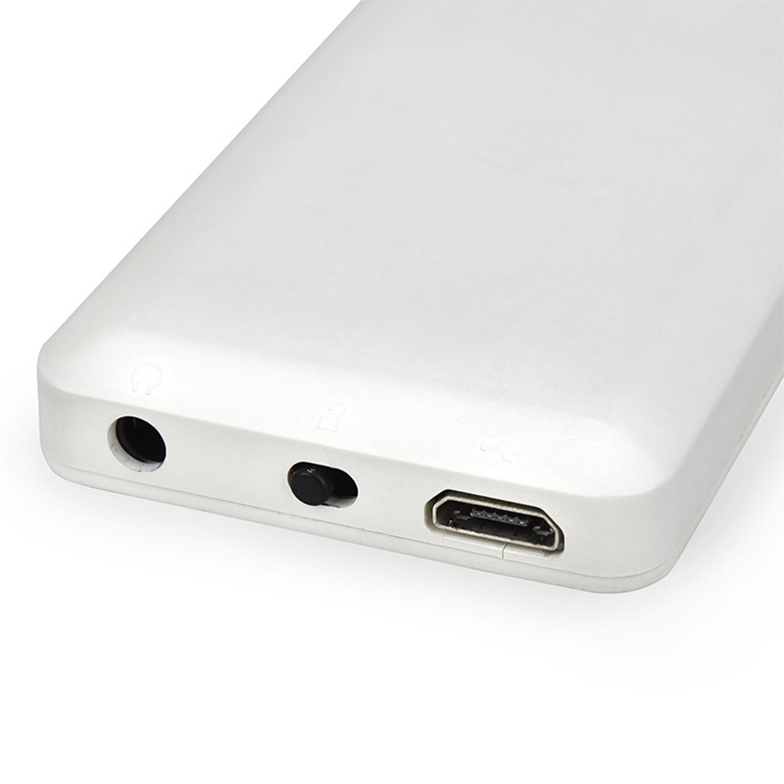 Weiße Gerätecke mit Kopfhöreranschluss, Taste und USB-Anschluss. Schatten auf weißer Oberfläche.