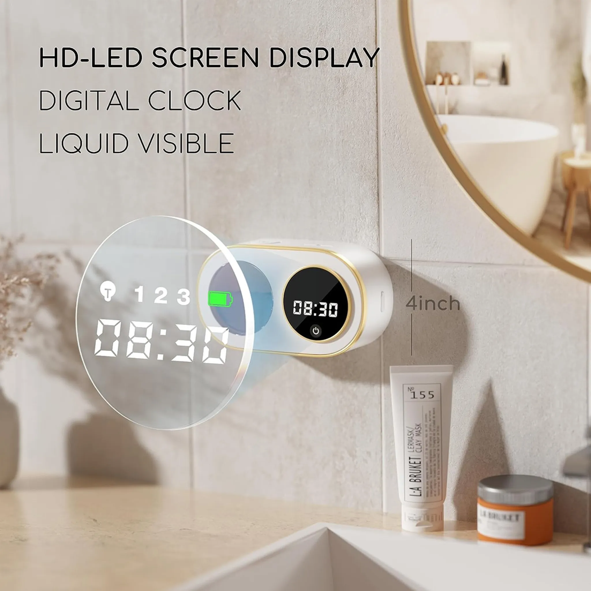 Eine Digitaluhr zeigt 08:30 an einer Badezimmerwand. Darunter befinden sich eine Cremetube und ein Glas.
