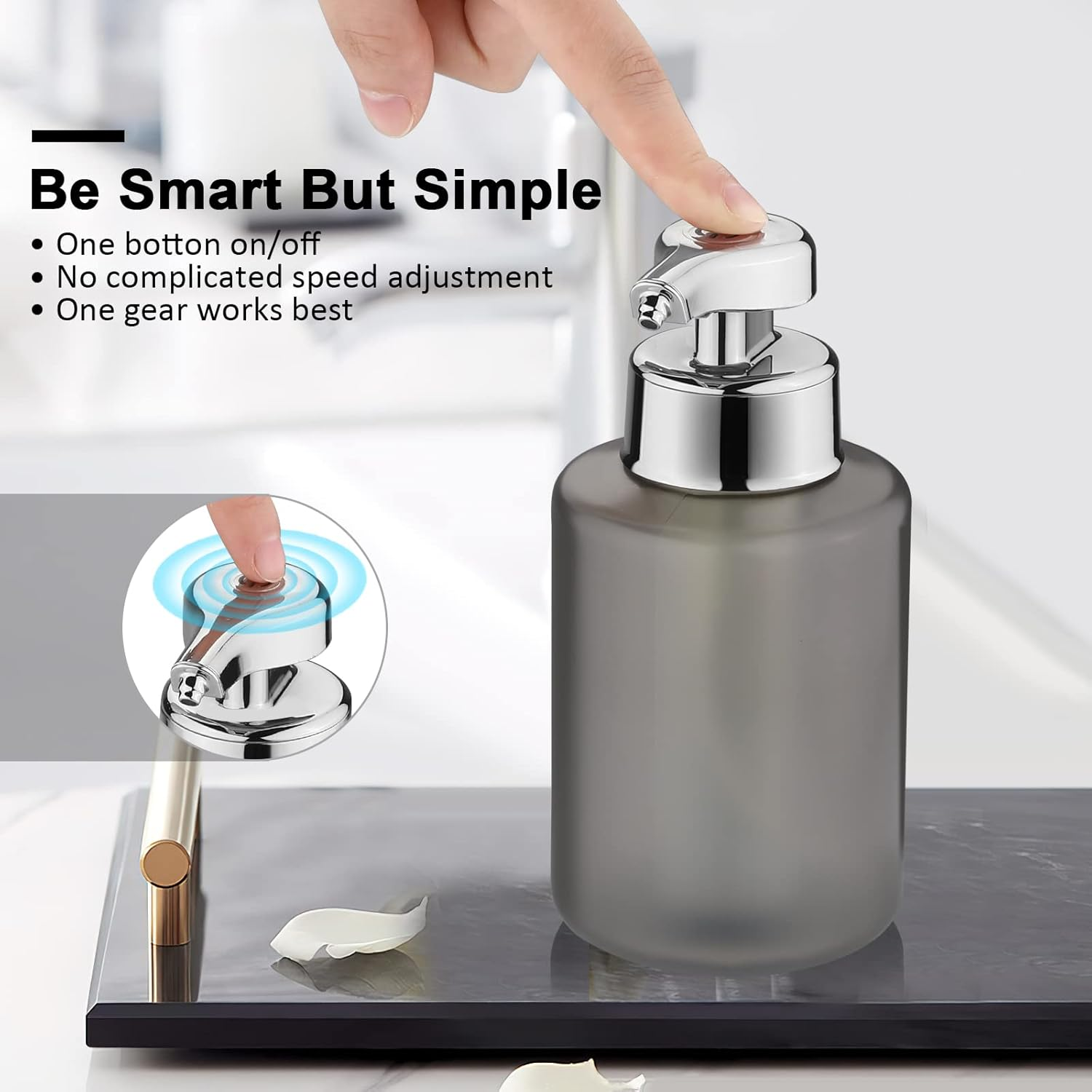 Eine Hand drückt die Pumpe eines grauen Seifenspenders. Der Text lautet: 'Be Smart But Simple'.