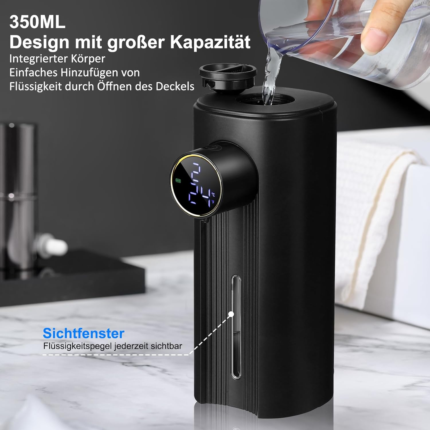 Ein schwarzer Flüssigkeitsspender mit Digitalanzeige. Wasser wird hineingegossen. Text enthält '350ML' und 'Design mit großer Kapazität'.