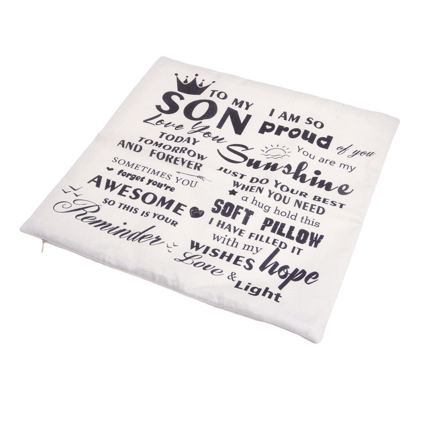 Ein weißes Kissen mit schwarzem Text, darunter 'Sohn', 'Sonnenschein' und 'Weiches Kissen'. Es hat eine Krone und andere dekorative Elemente.