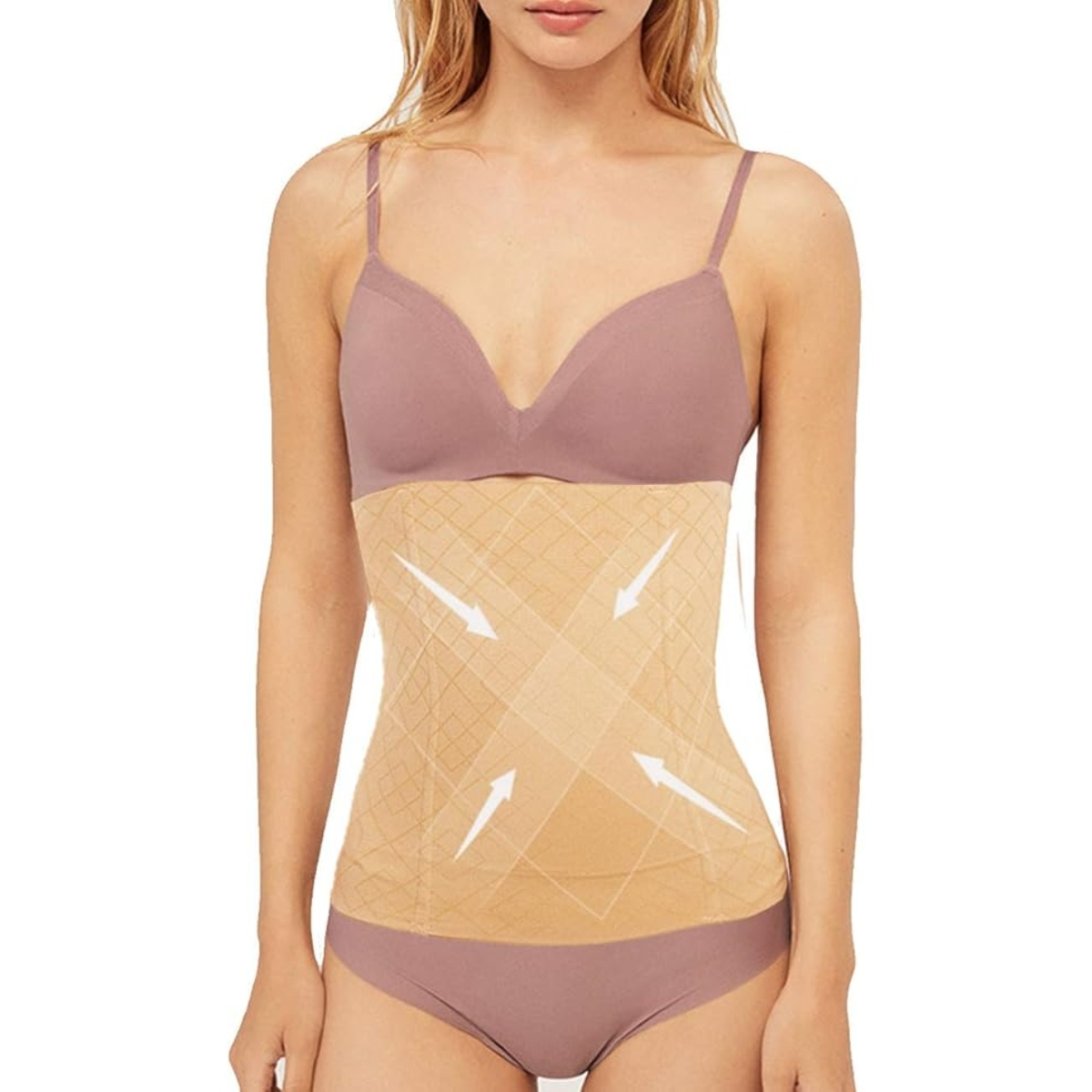 Eine Frau in Dessous, die einen beigen Taillentrainer mit weißen Pfeilen trägt. Sie trägt einen BH und Unterwäsche in ähnlicher Farbe.