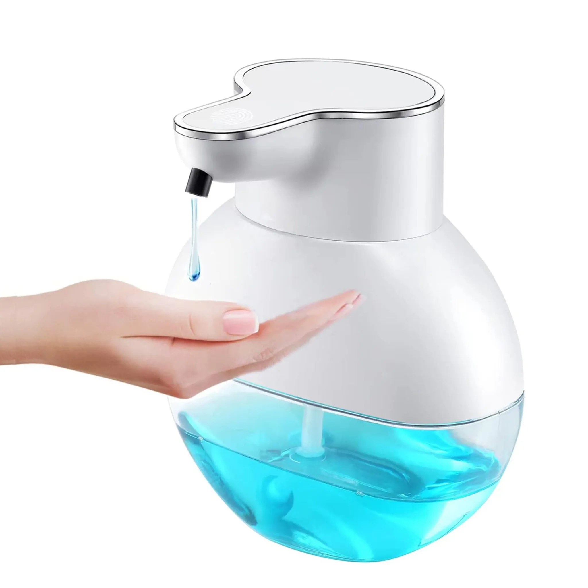 Weißer, automatischer Seifenspender mit einer Hand darunter. Ein Tropfen blaue Flüssigkeit fällt aus der Düse.