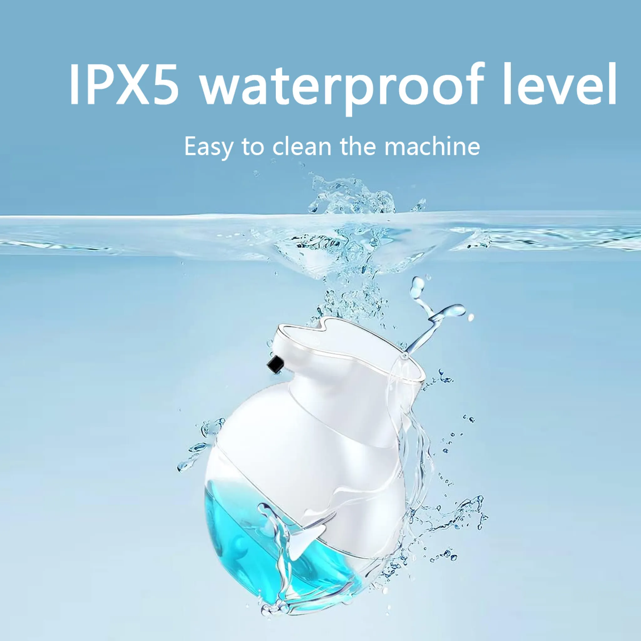 Ein weiß-blauer Seifenspender in Wasser getaucht, mit dem Text "IPX5 wasserdicht".