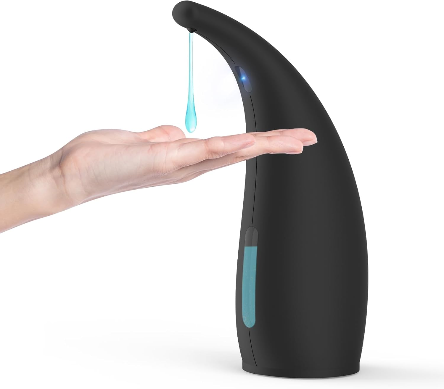 Ein schwarzer automatischer Seifenspender gibt blaue Flüssigkeit auf eine Hand ab. Der Hintergrund ist weiß.