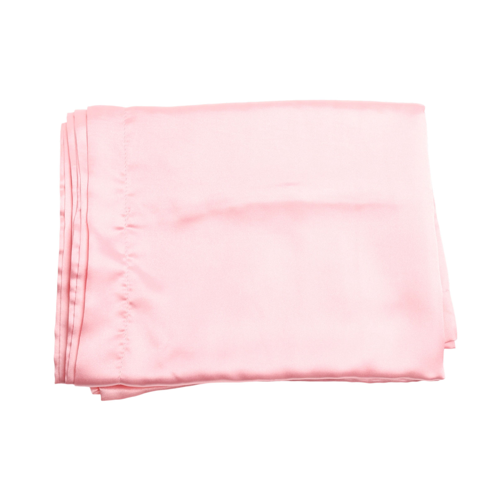 Ein gefaltetes rosa Satinlaken, das die Kanten und Nähte zeigt. Der Hintergrund ist rein weiß.