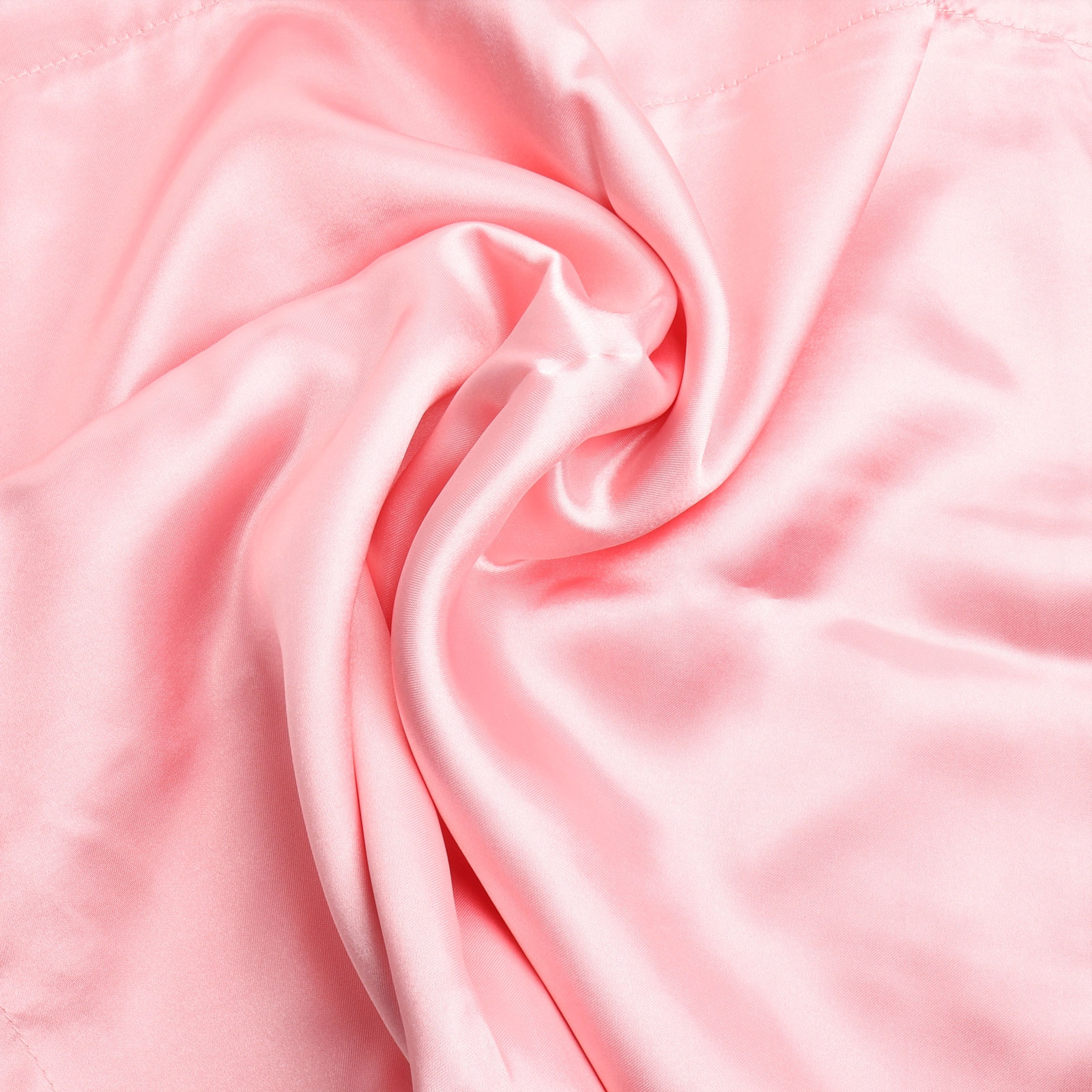 Nahaufnahme von pinkfarbenem Satinstoff mit weichen Falten und Glanzlichtern. Der Stoff ist glatt und glänzend.