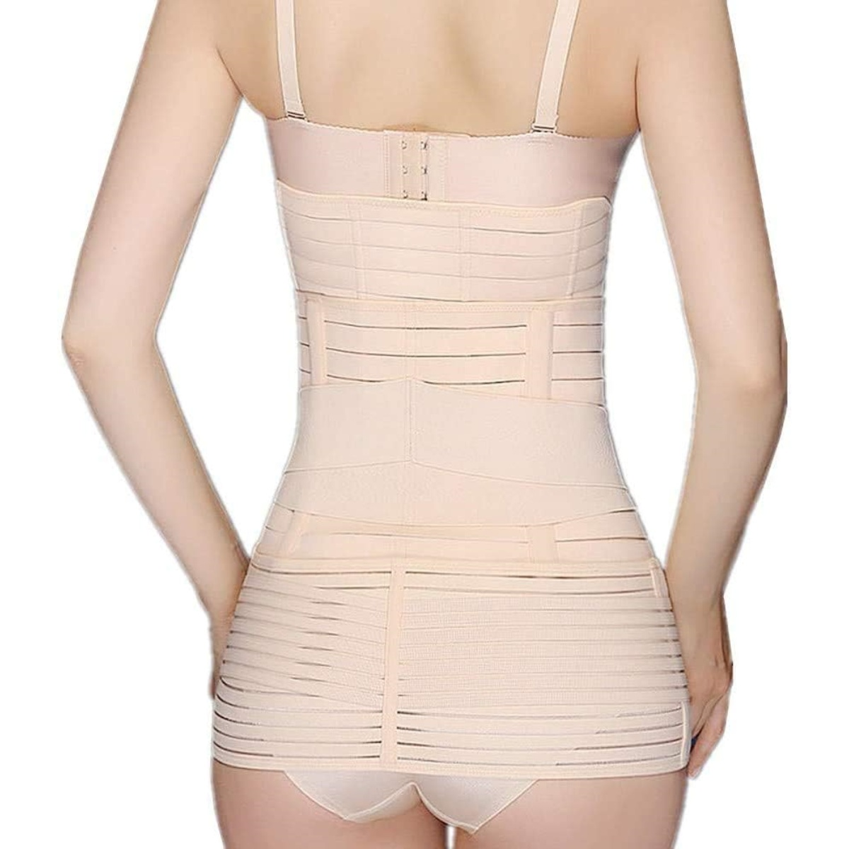Eine Person, die eine beige postpartale Bauchbinde trägt. Die Binde bedeckt den Oberkörper und wird von einem BH gehalten.