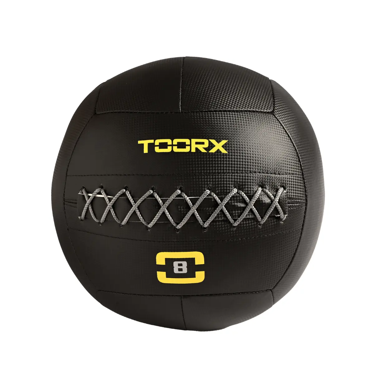 Een zwarte medicijnbal met gele tekst "TOORX" en "8". Grijze veters over de voorkant. Geïsoleerd op een witte achtergrond.