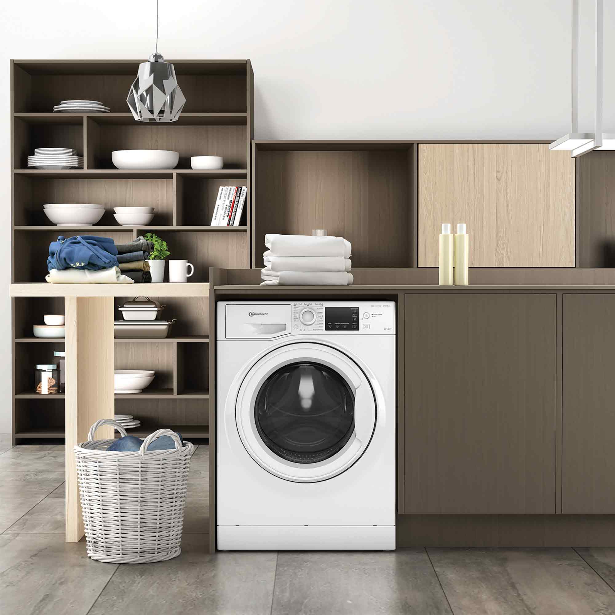 Ein moderner Waschraum mit Waschmaschine, Regalen mit Schüsseln und Geschirr sowie einem Wäschekorb.