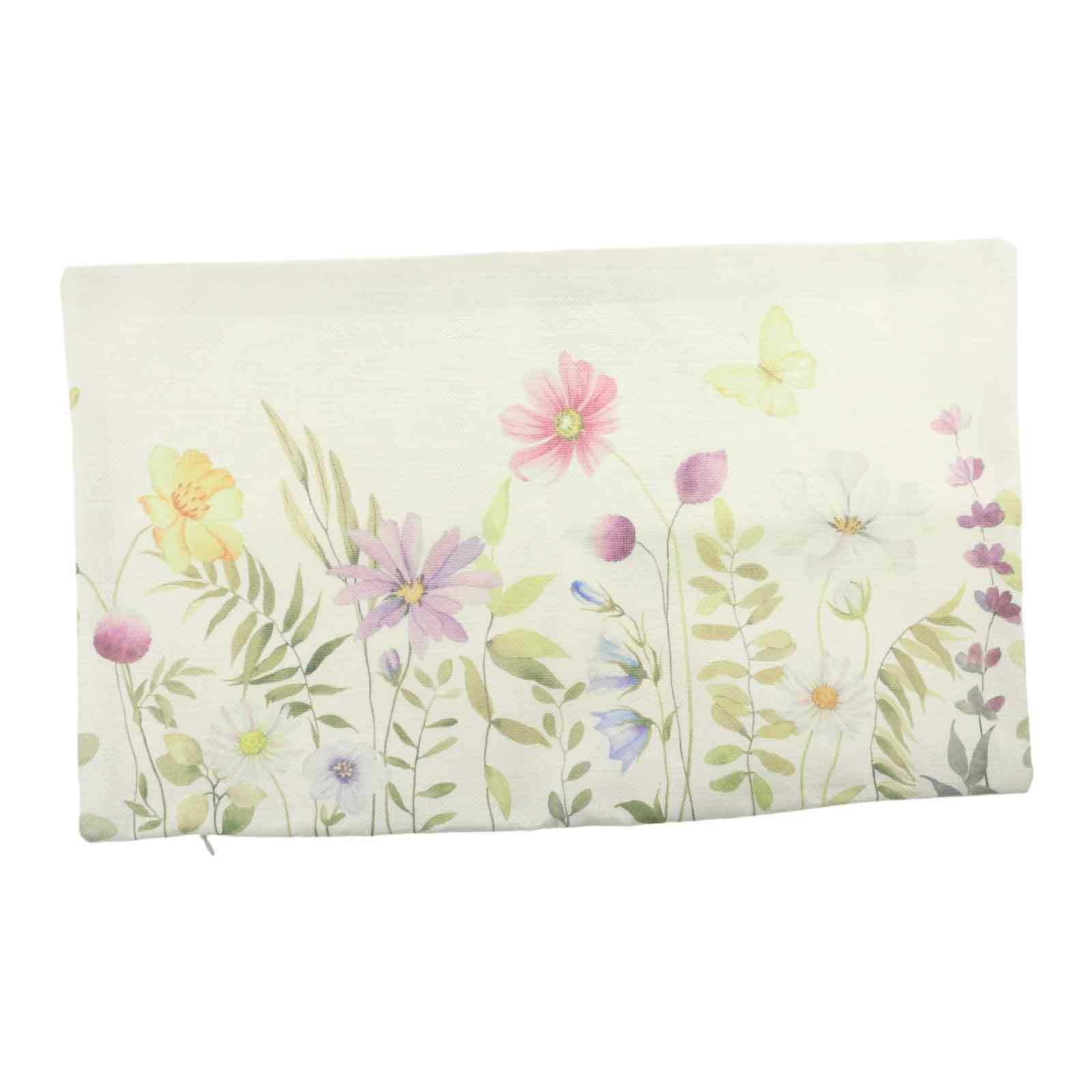 Stoff mit Blumenmuster. Blumen in Gelb, Rosa, Lila, Weiß und Blau. Grüne Blätter. Ein gelber Schmetterling fliegt im Hintergrund.