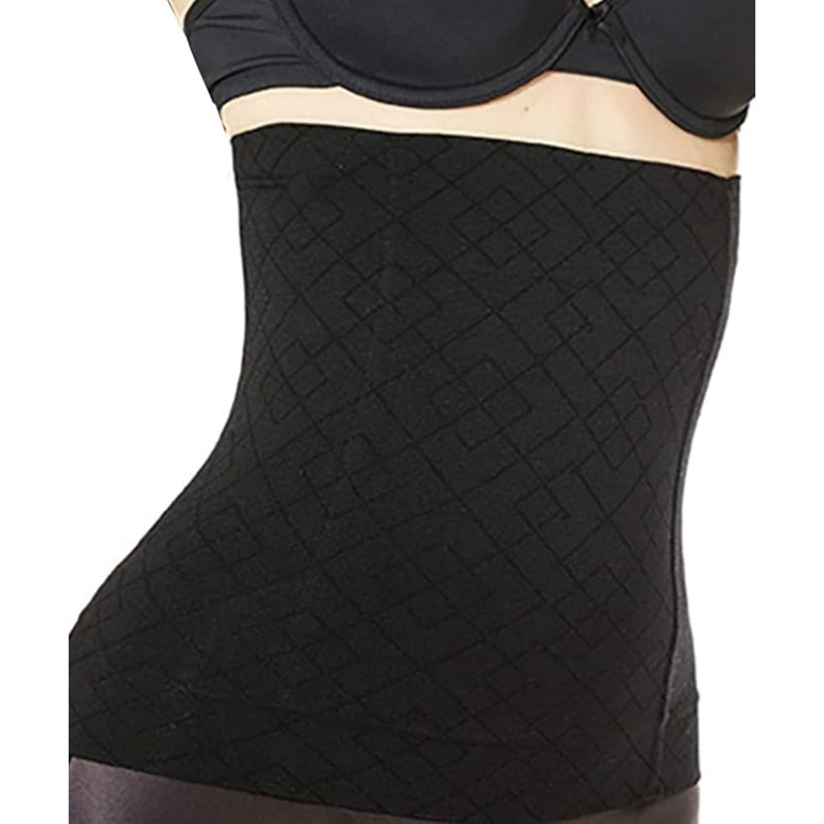 Eine Frau trägt ein schwarzes Shapewear-Kleidungsstück unter einem BH. Die Shapewear hat ein Rautenmuster und bedeckt den Torso.