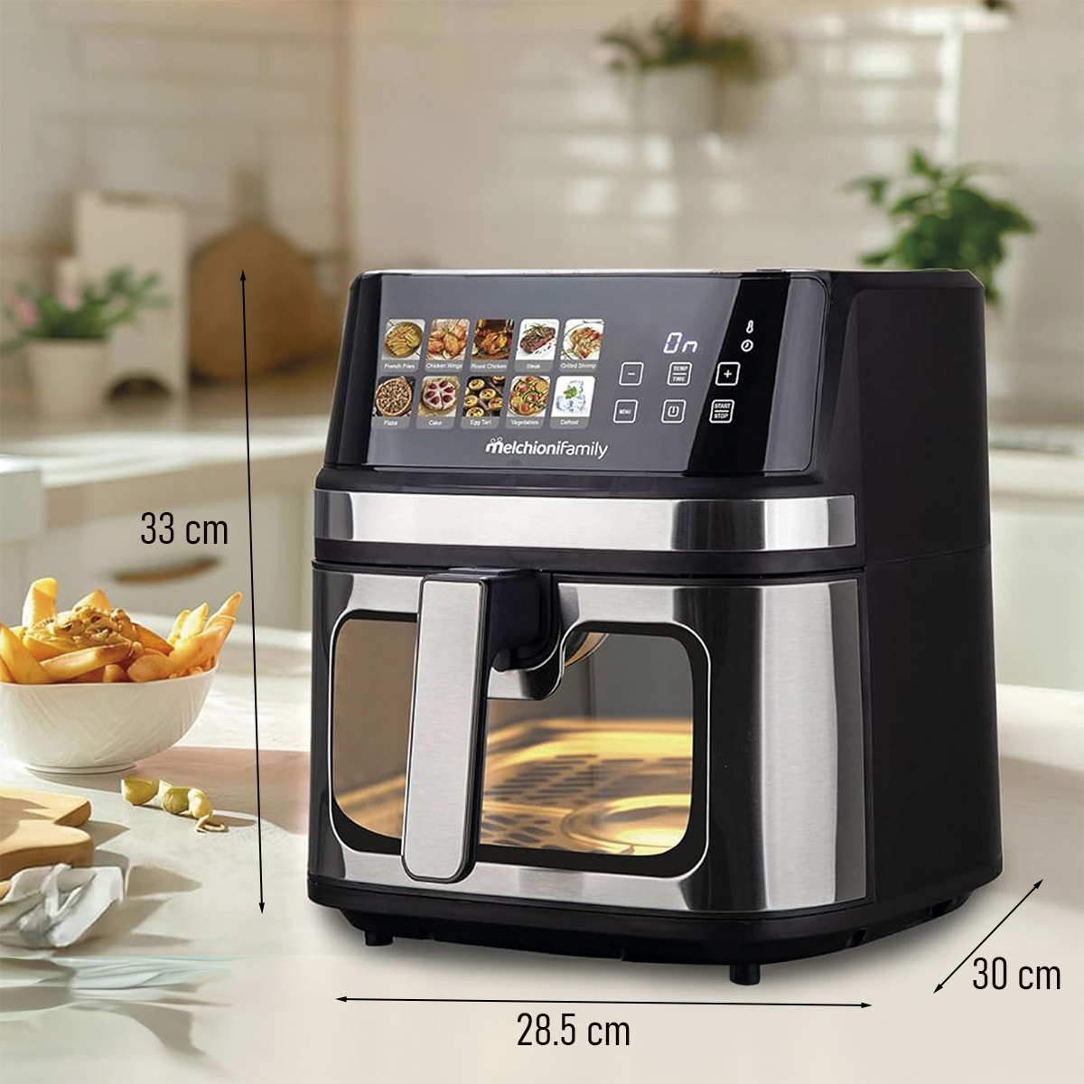 Una freidora de aire con pantalla digital muestra varias opciones de comida. Un tazón de papas fritas está a la izquierda. Se indican las dimensiones.