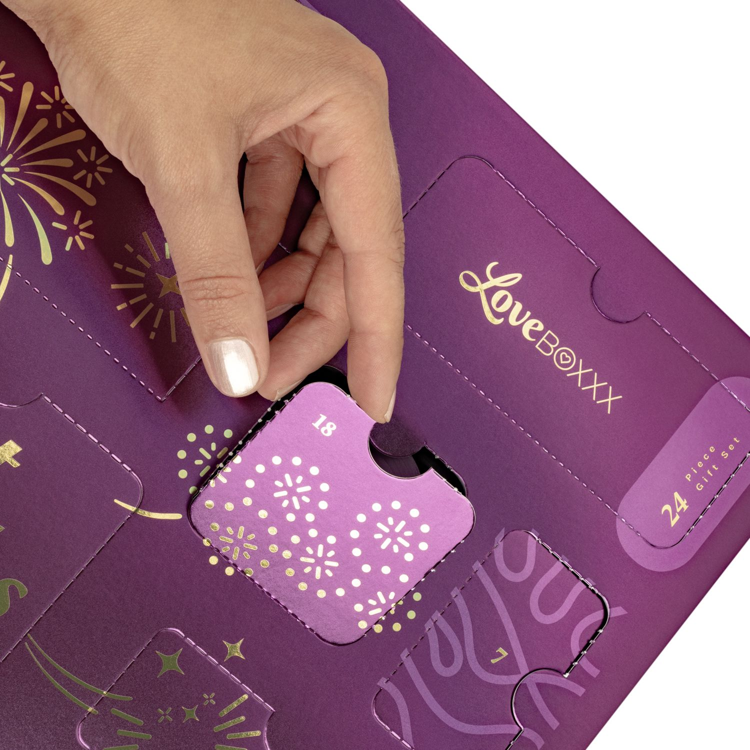 Eine Hand öffnet einen lila LoveBoxxx Adventskalender. Der Kalender ist mit goldenen Designs verziert und die Zahl 18 ist sichtbar.