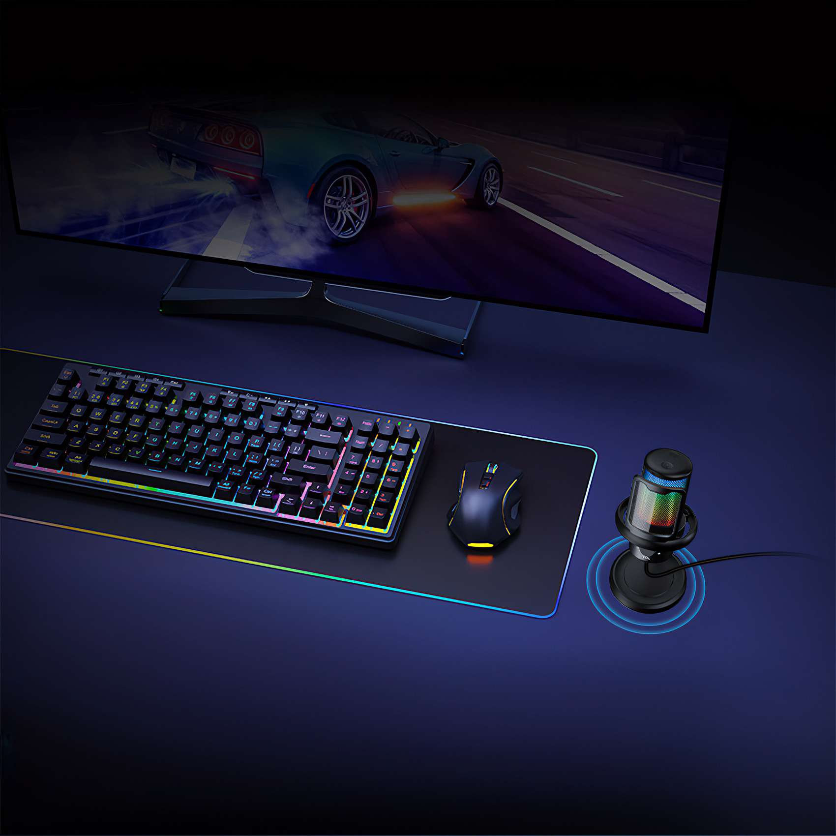 Gaming-Setup mit Tastatur, Maus und Mikrofon. Ein Monitor zeigt eine Autorennszene.