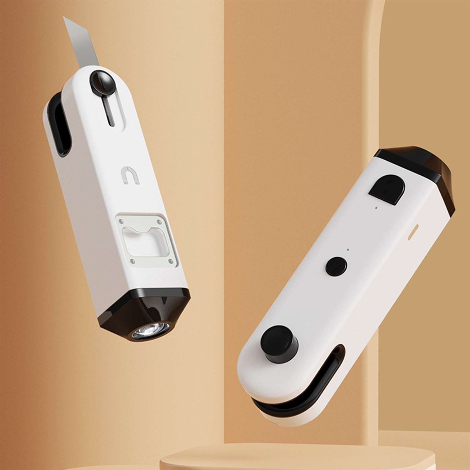 Zwei weiße Multitools mit schwarzen Akzenten, eines mit Klinge, das andere mit Knöpfen und Licht, vor tanfarbenem Hintergrund.