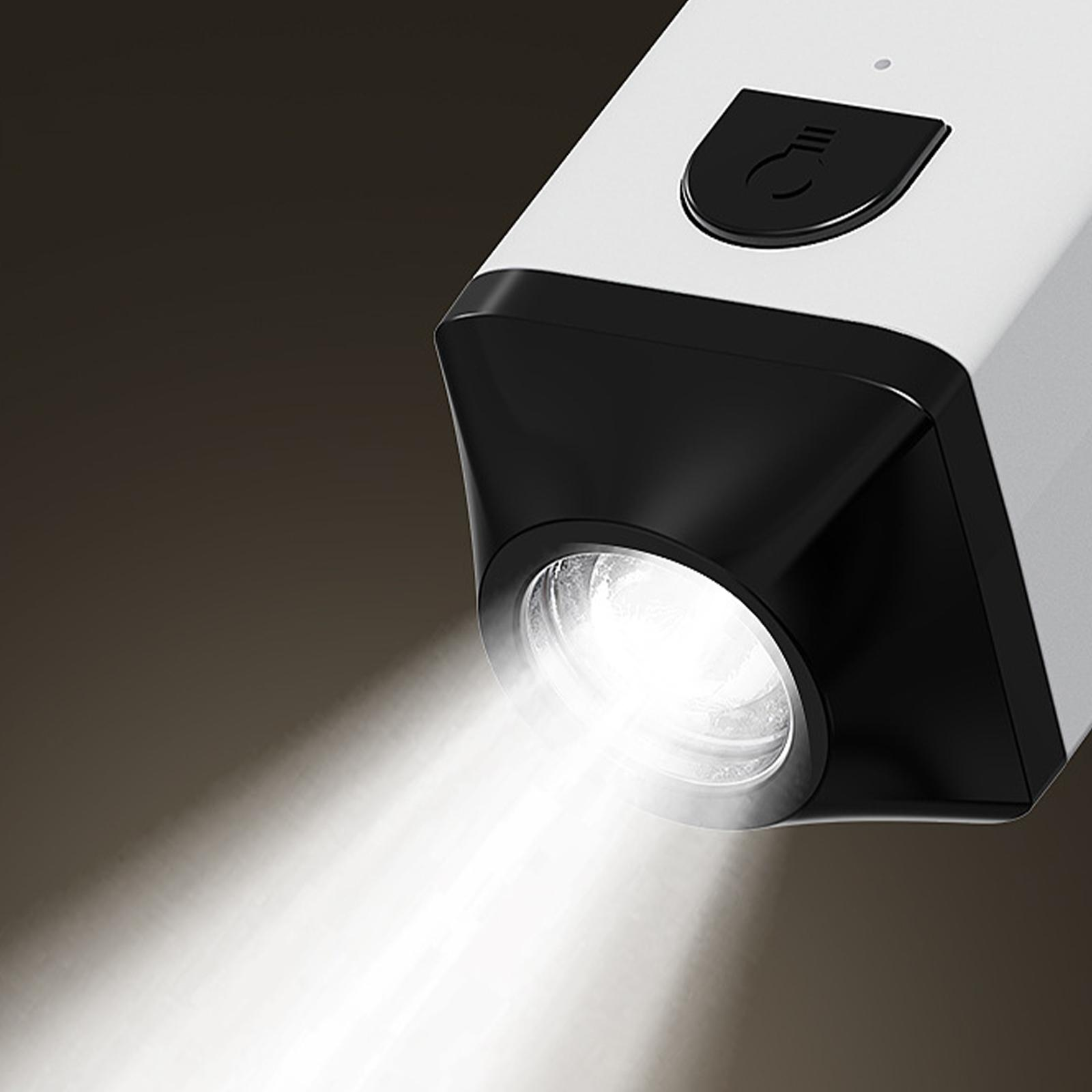 Eine weiße und schwarze Taschenlampe strahlt einen hellen Lichtstrahl aus. Der Hintergrund ist dunkel.