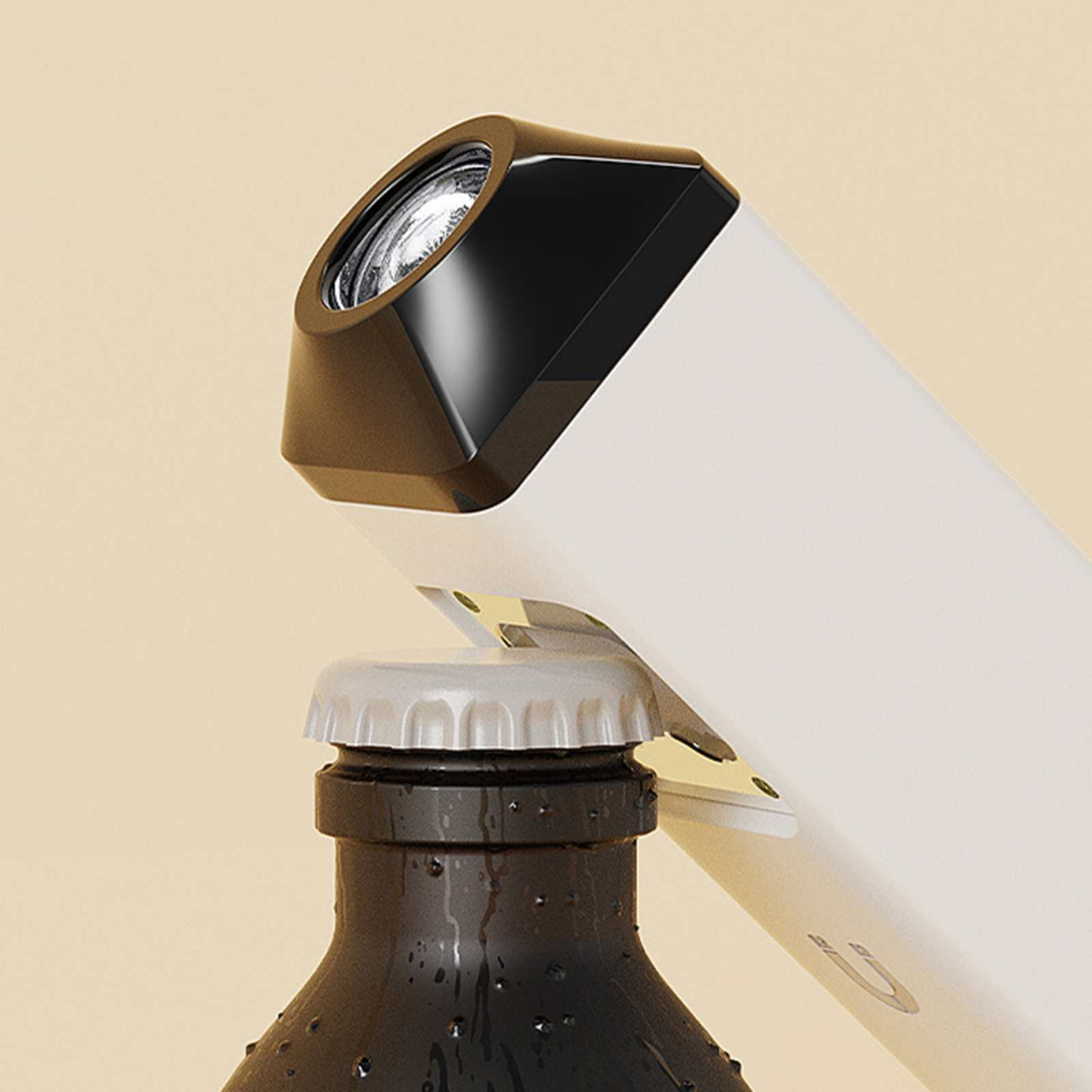 Ein Flaschenöffner öffnet eine dunkle Flasche. Er ist weiß und schwarz mit goldenem Detail, der Flaschenverschluss ist silberfarben.