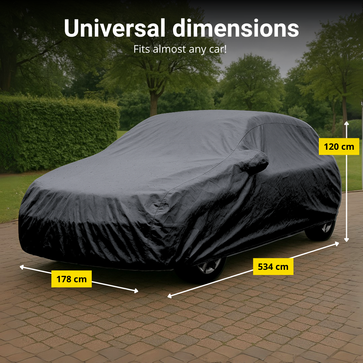 Een zwarte auto bedekt met een autohoes. Afmetingen: 178 cm breed, 534 cm lang en 120 cm hoog. Bomen op de achtergrond.