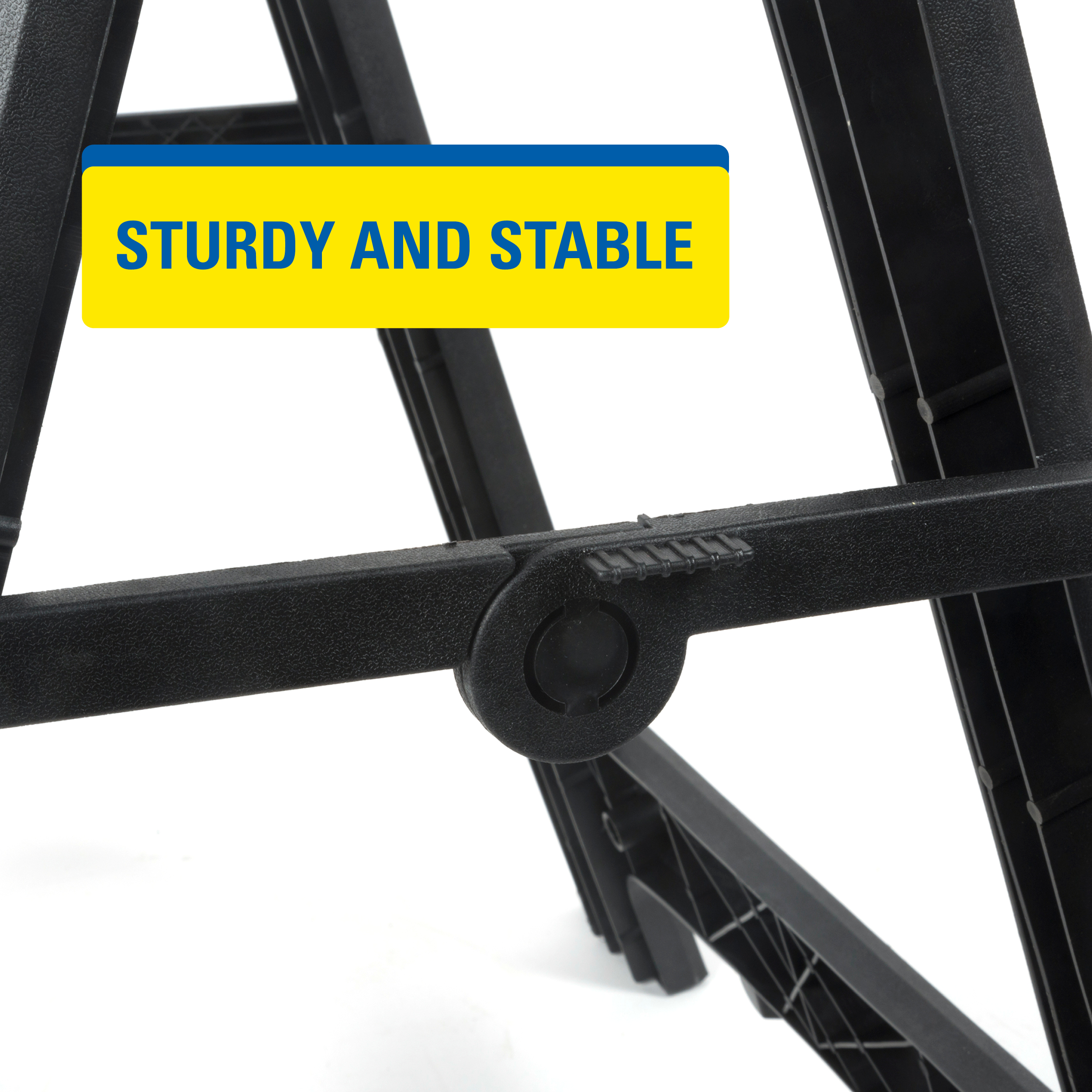 Zwarte kunststof zaagbok met tekst "STURDY AND STABLE" op gele en blauwe banner, op witte achtergrond.
