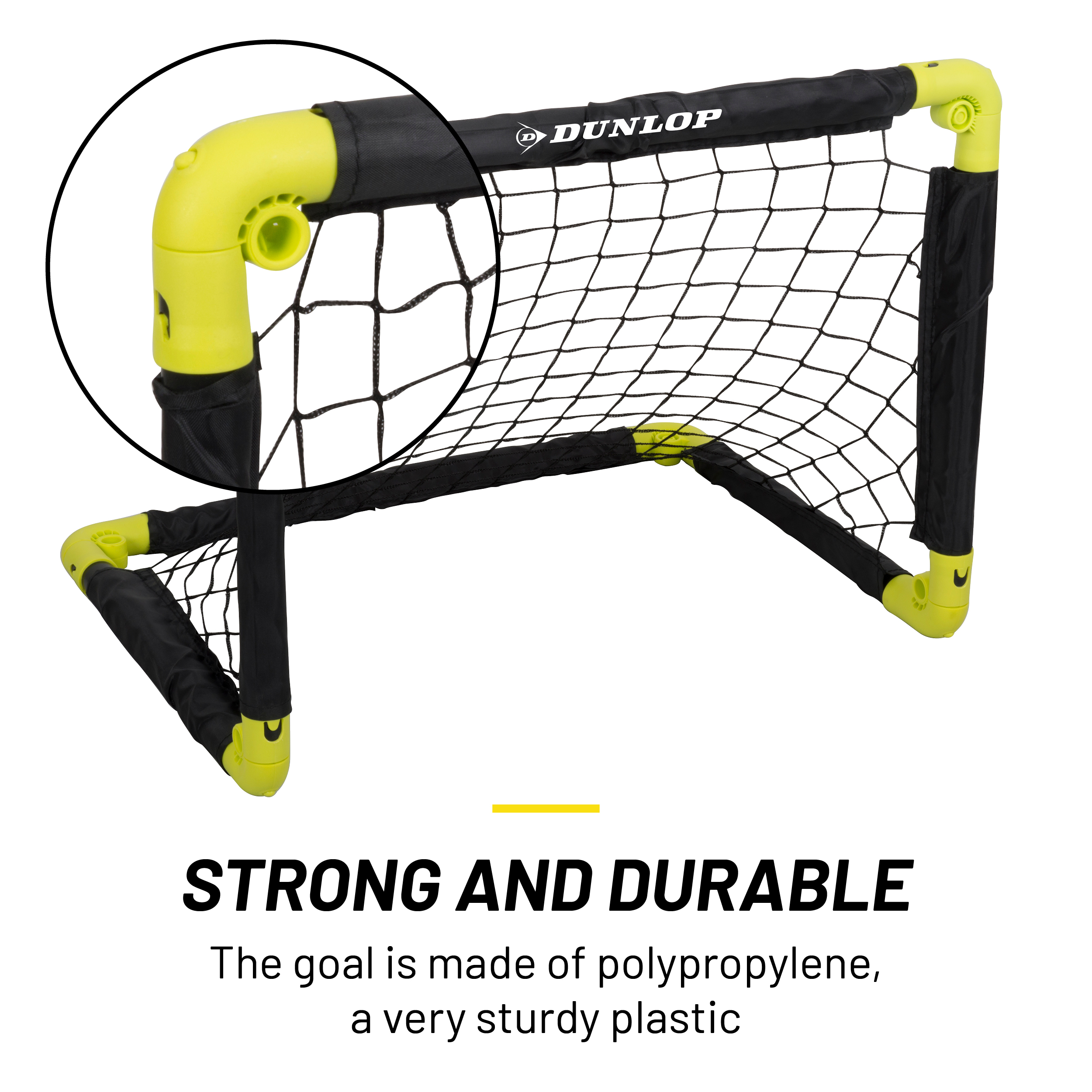 Een klein voetbaldoel met zwart net en geel plastic frame. De merknaam is Dunlop.
