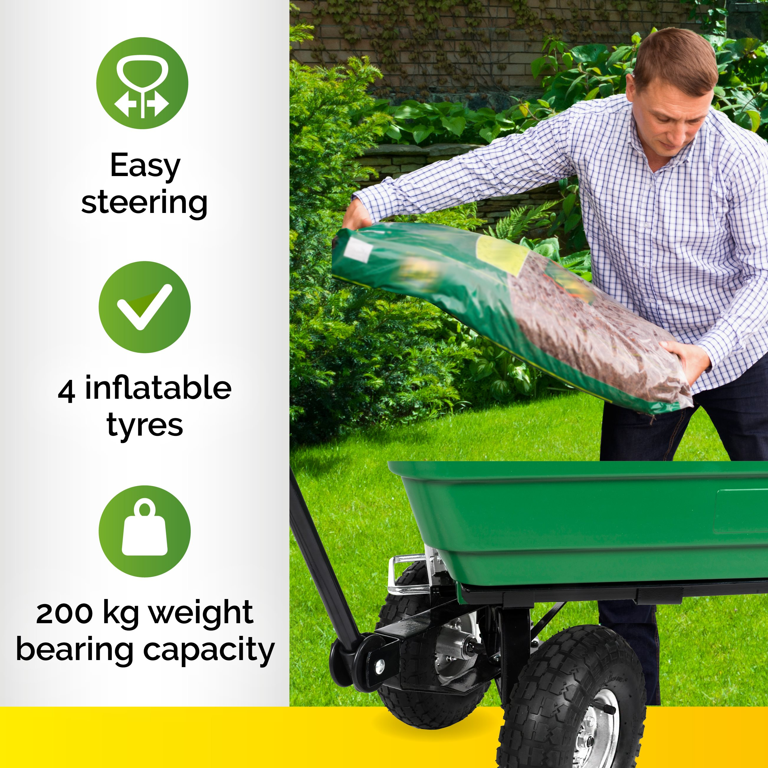 Een man giet aarde uit een zak in een groene kruiwagen. Eigenschappen: gemakkelijk sturen, 4 opblaasbare banden, 200 kg draagvermogen.
